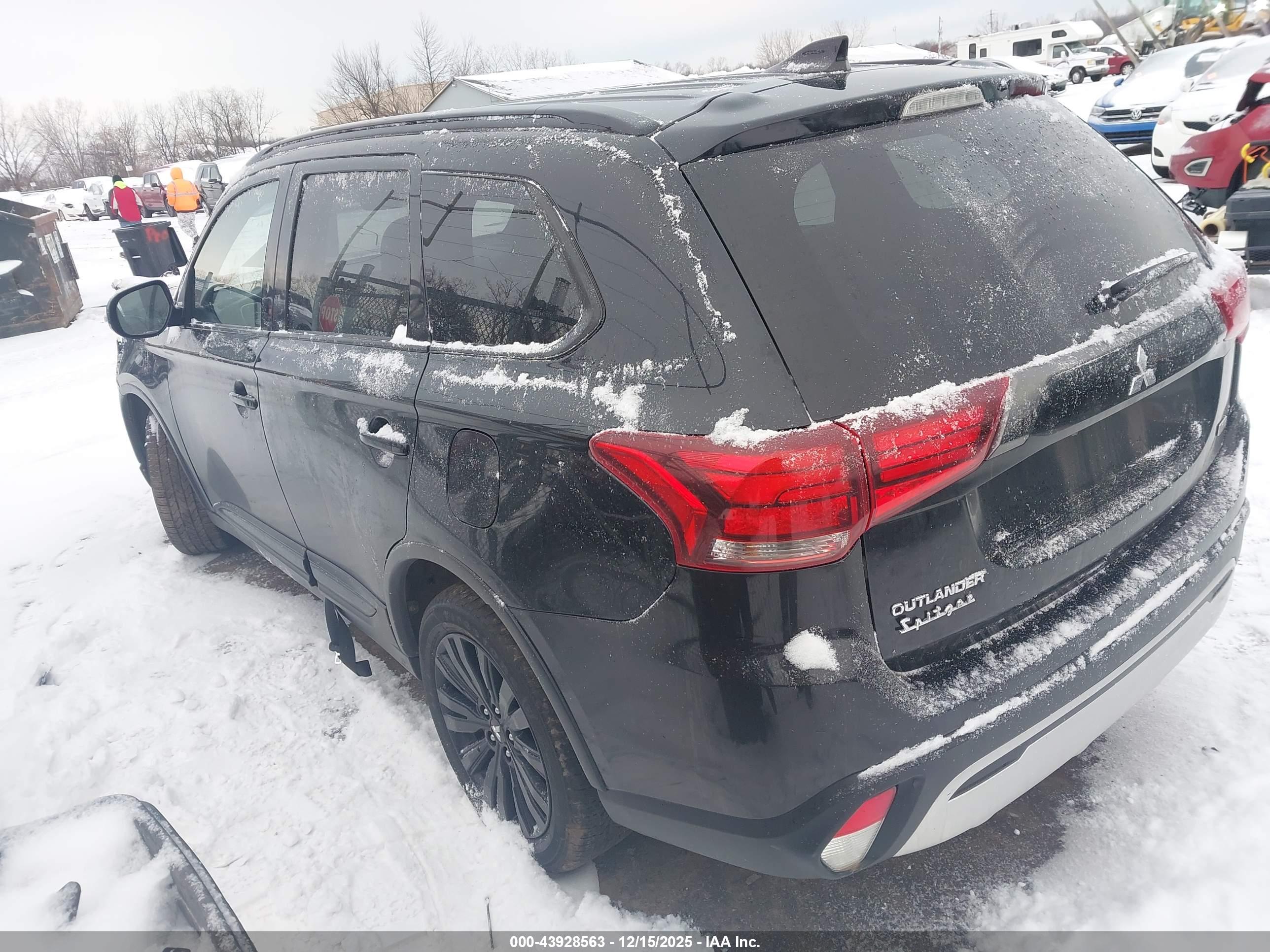 MITSUBISHI OUTLANDER image 3