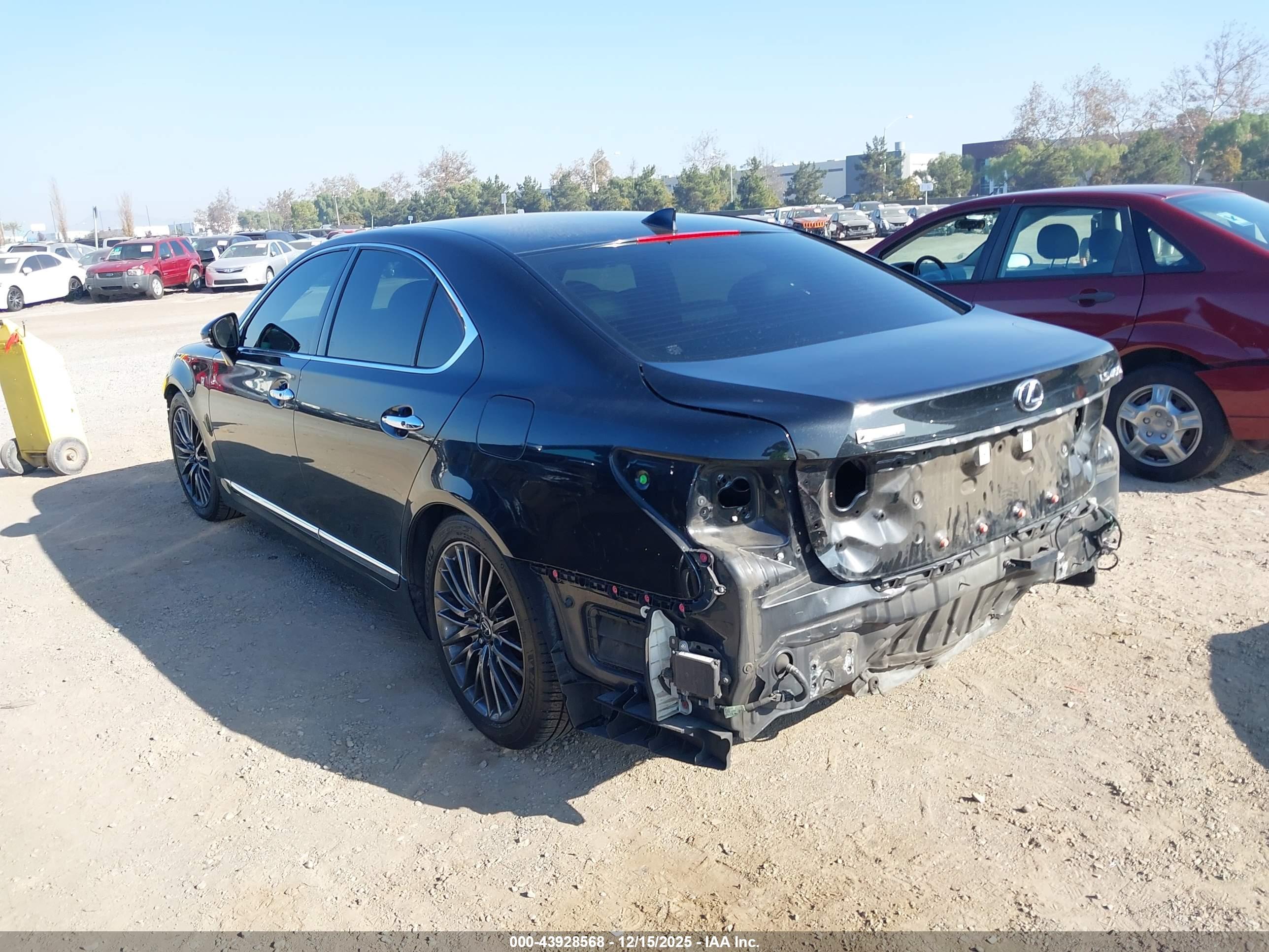 LEXUS LS image 3