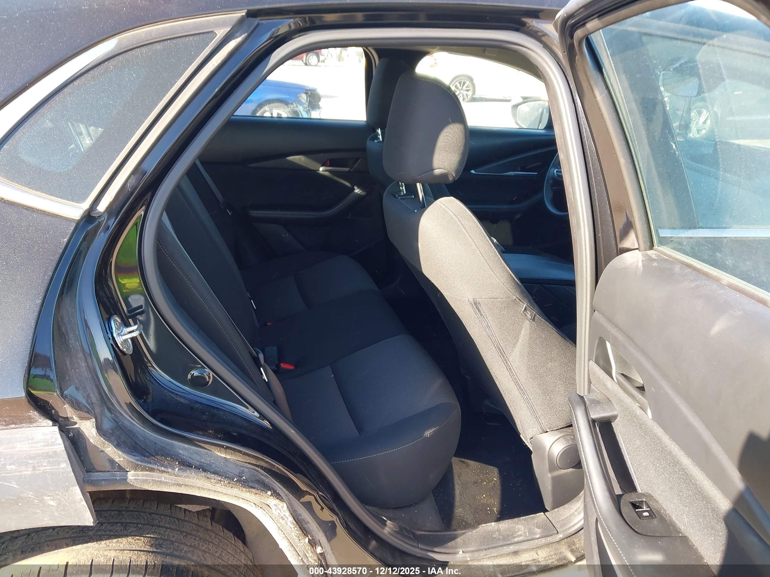 MAZDA CX-30 image 8