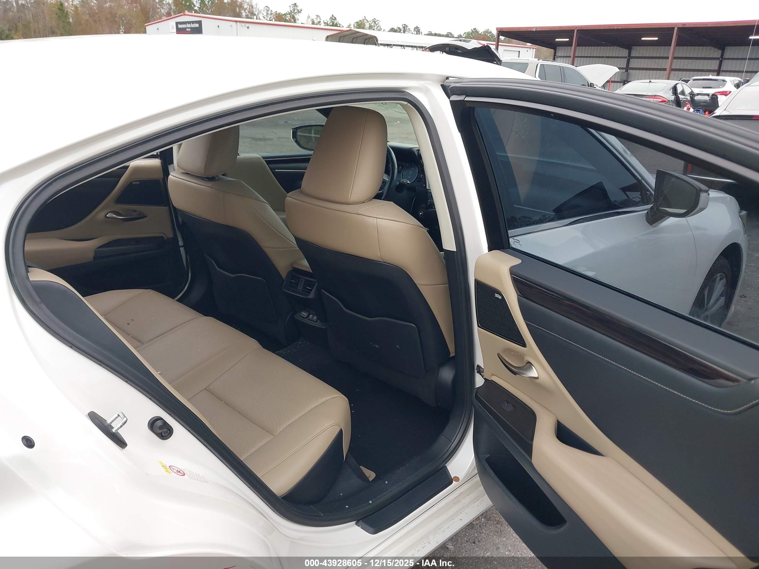 LEXUS ES image 8