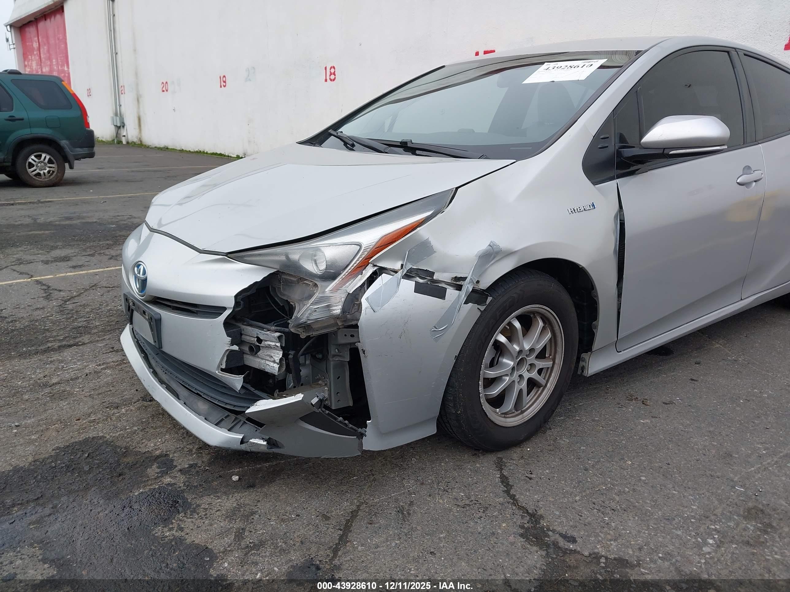 TOYOTA PRIUS image 6