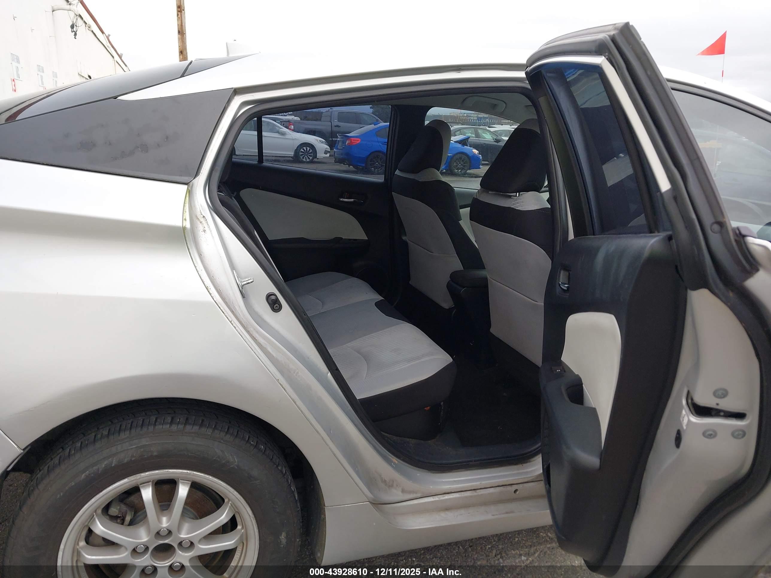 TOYOTA PRIUS image 8