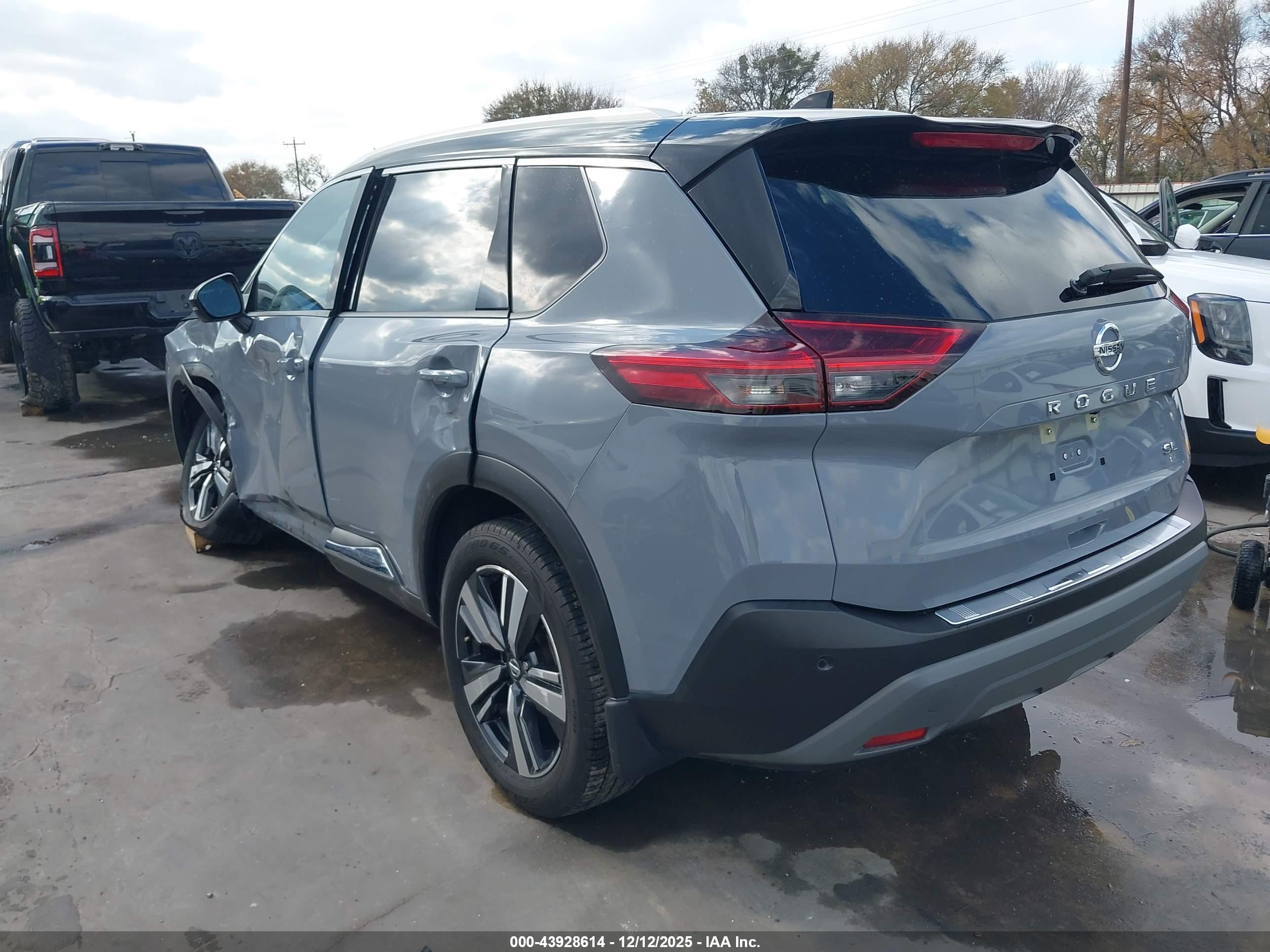 NISSAN ROGUE image 3