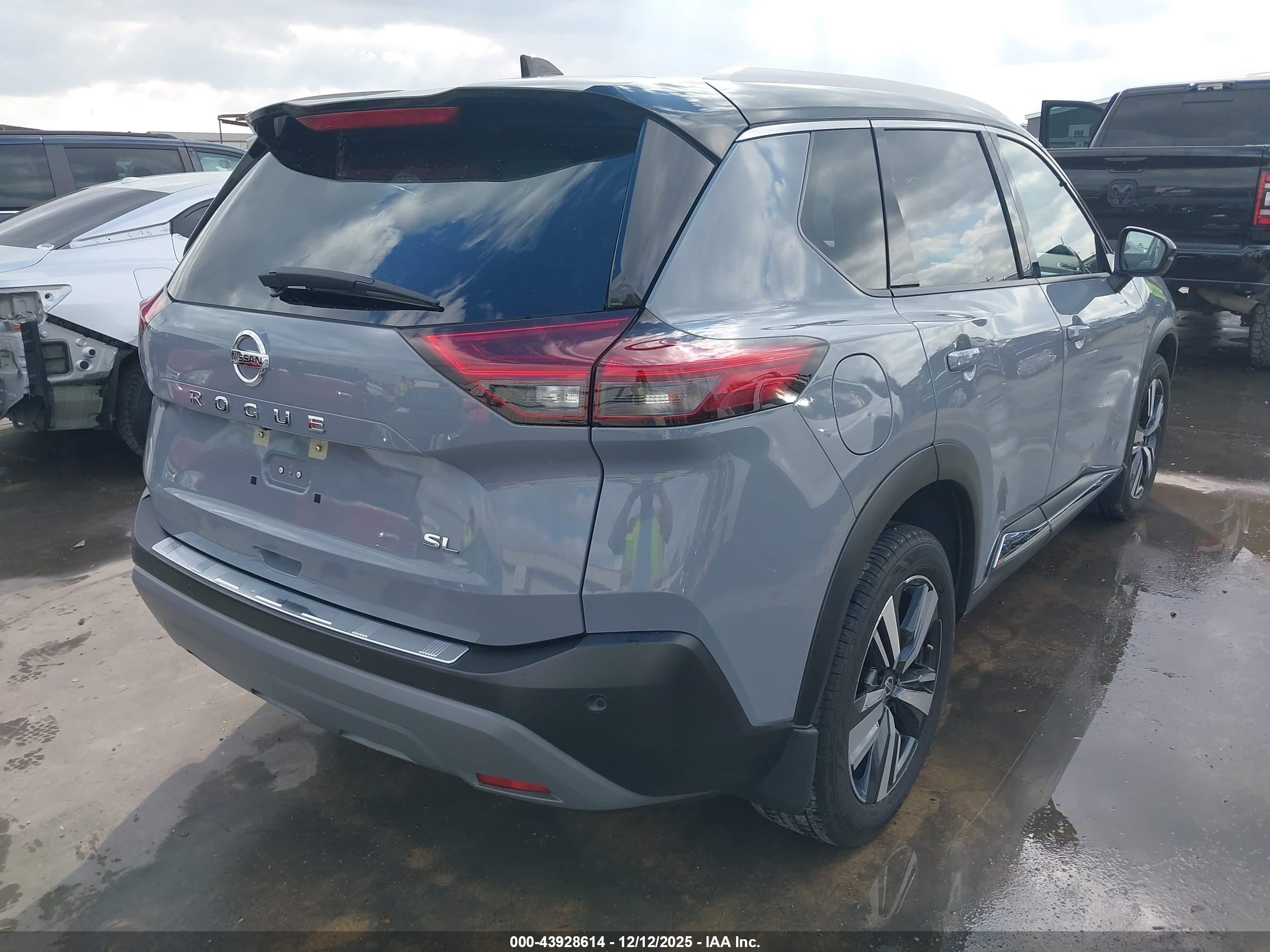 NISSAN ROGUE image 4