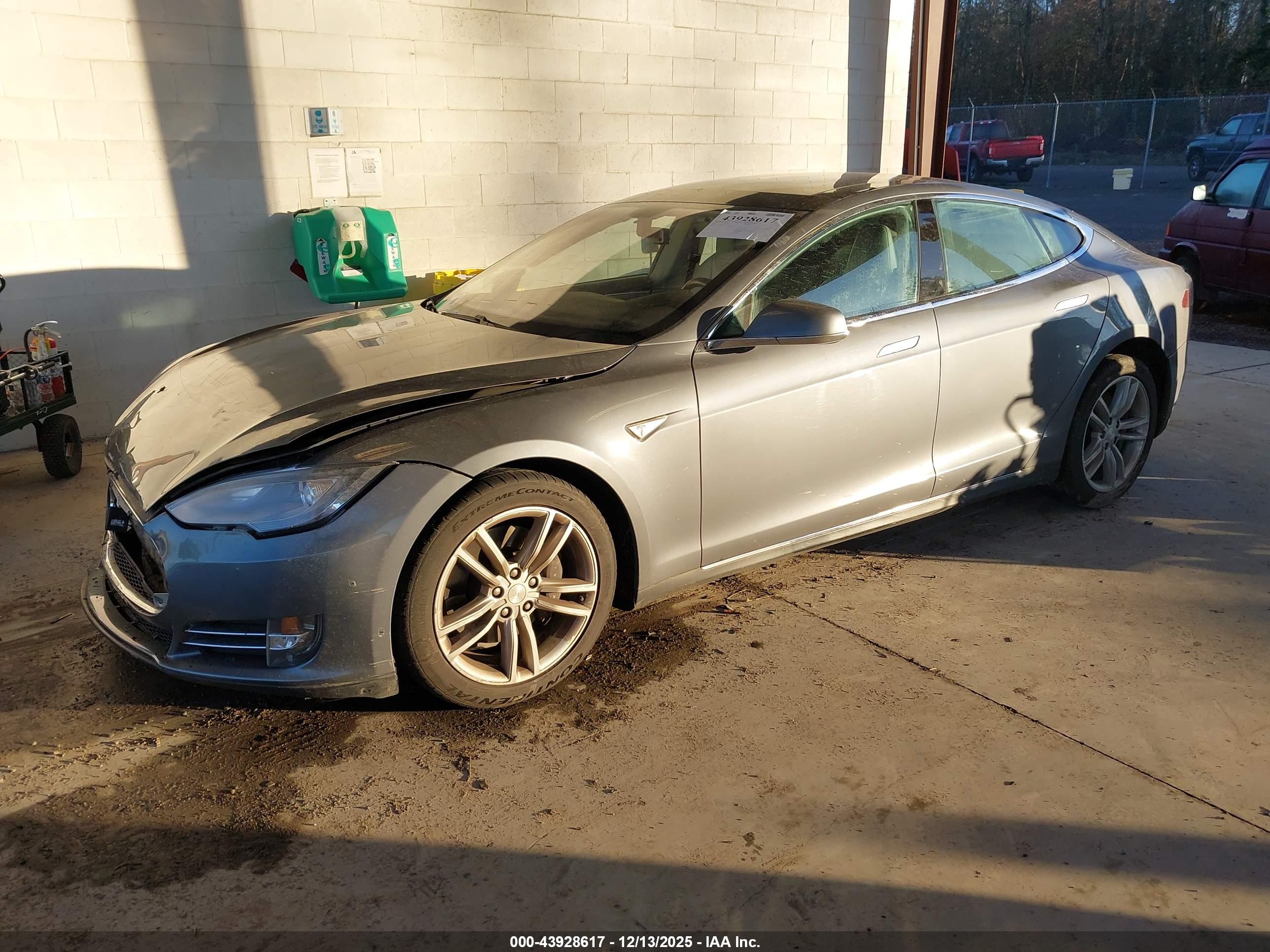 TESLA MODEL image 2