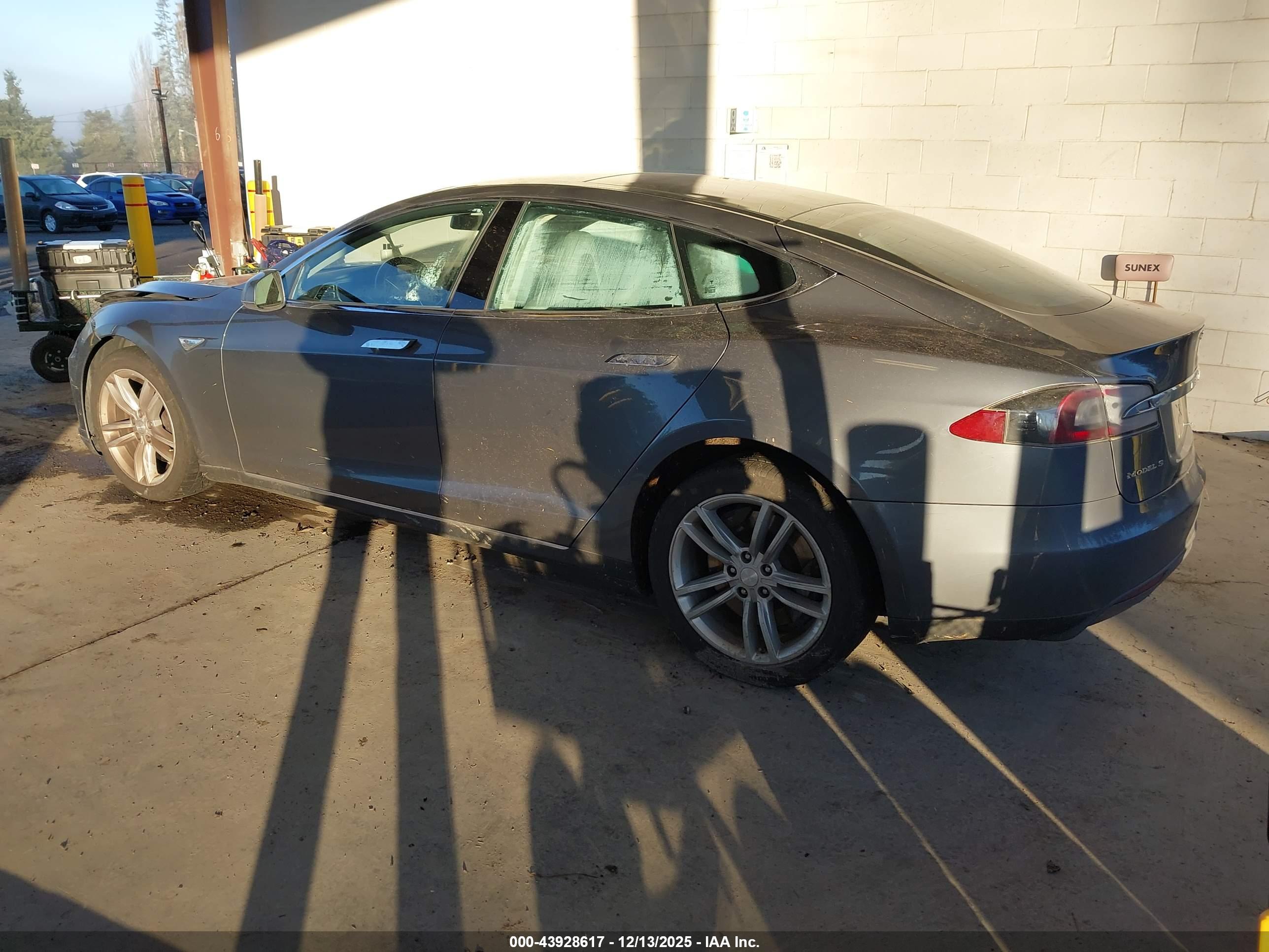 TESLA MODEL image 3