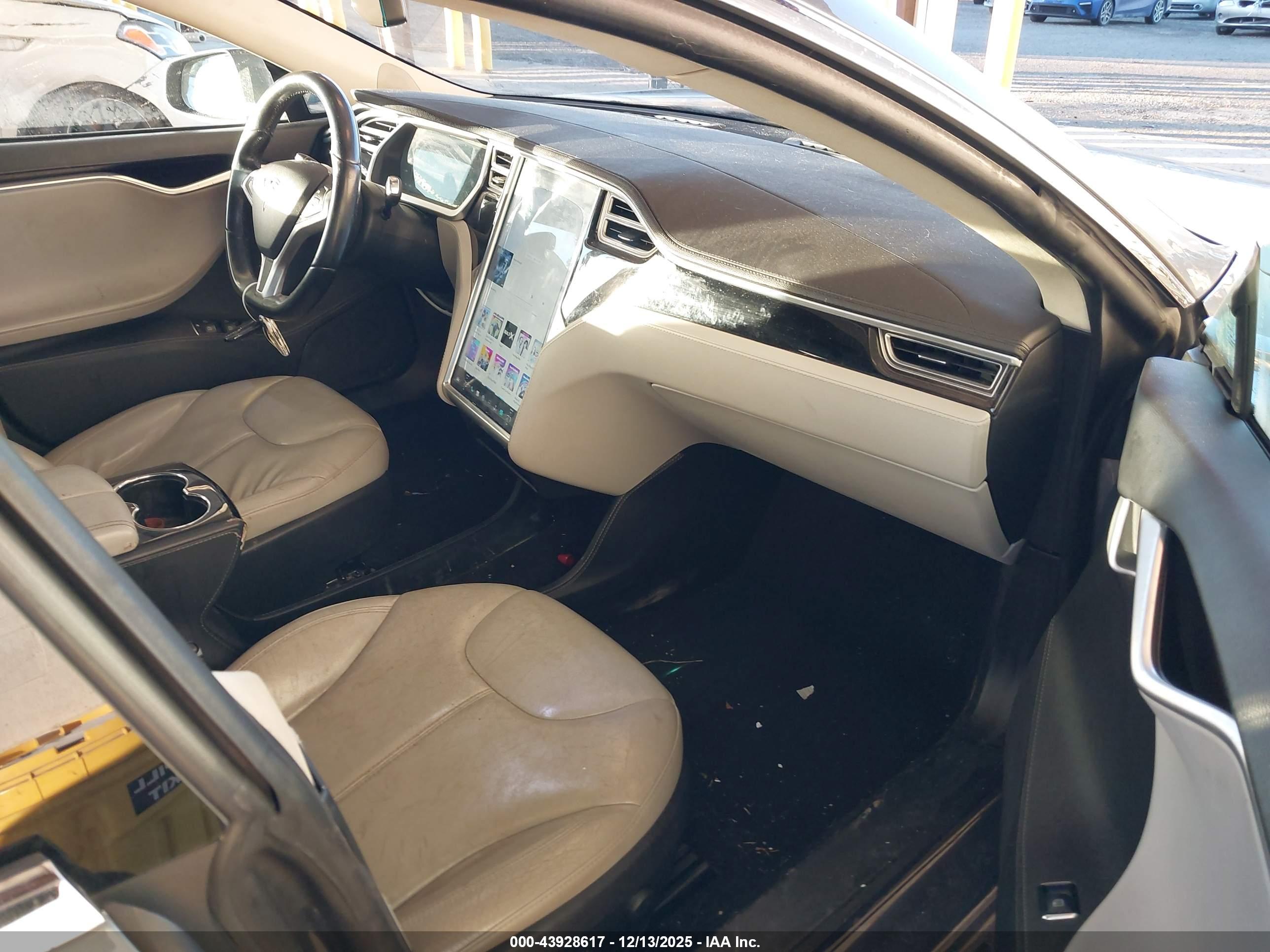 TESLA MODEL image 5