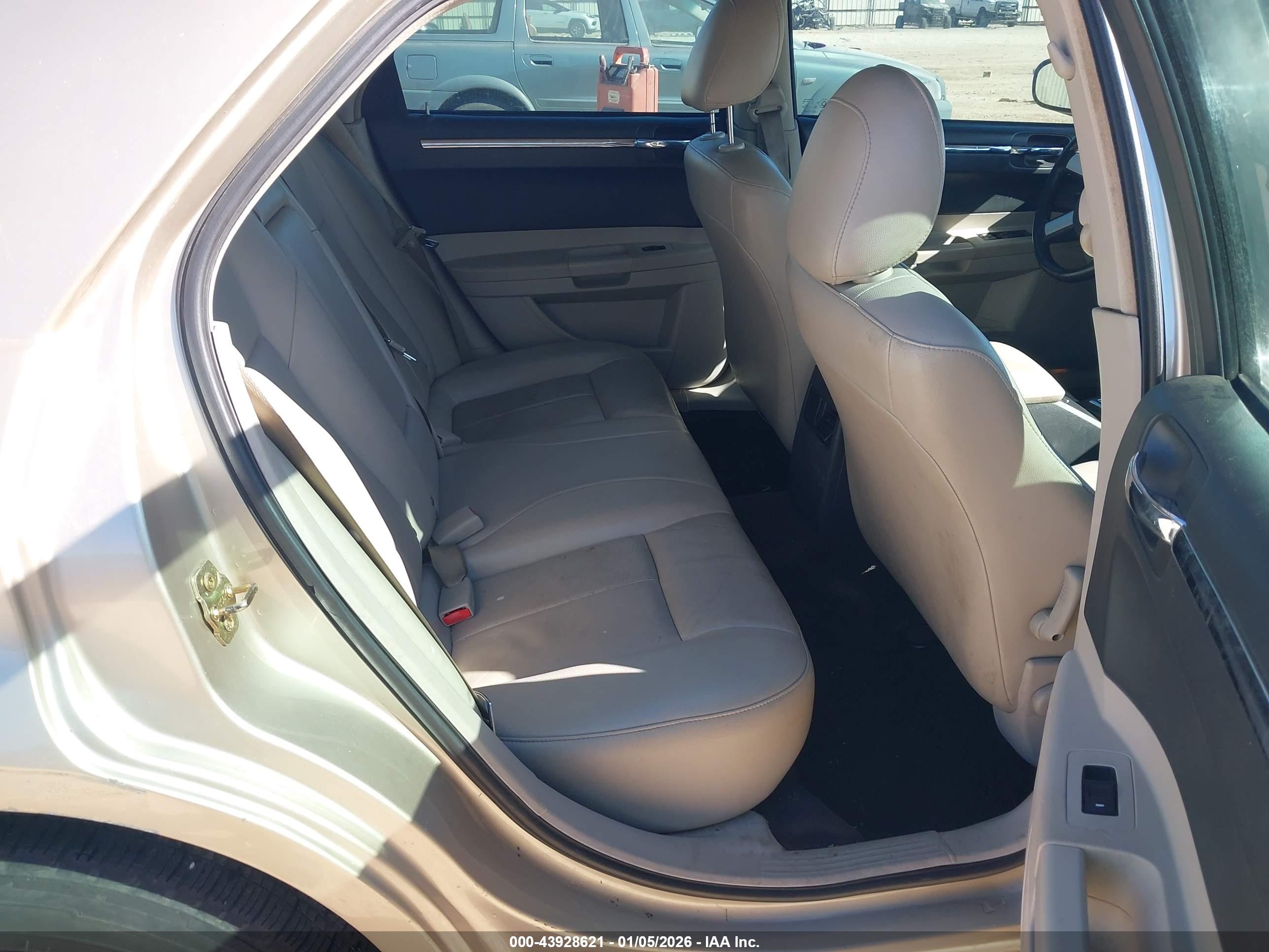 CHRYSLER 300 image 8
