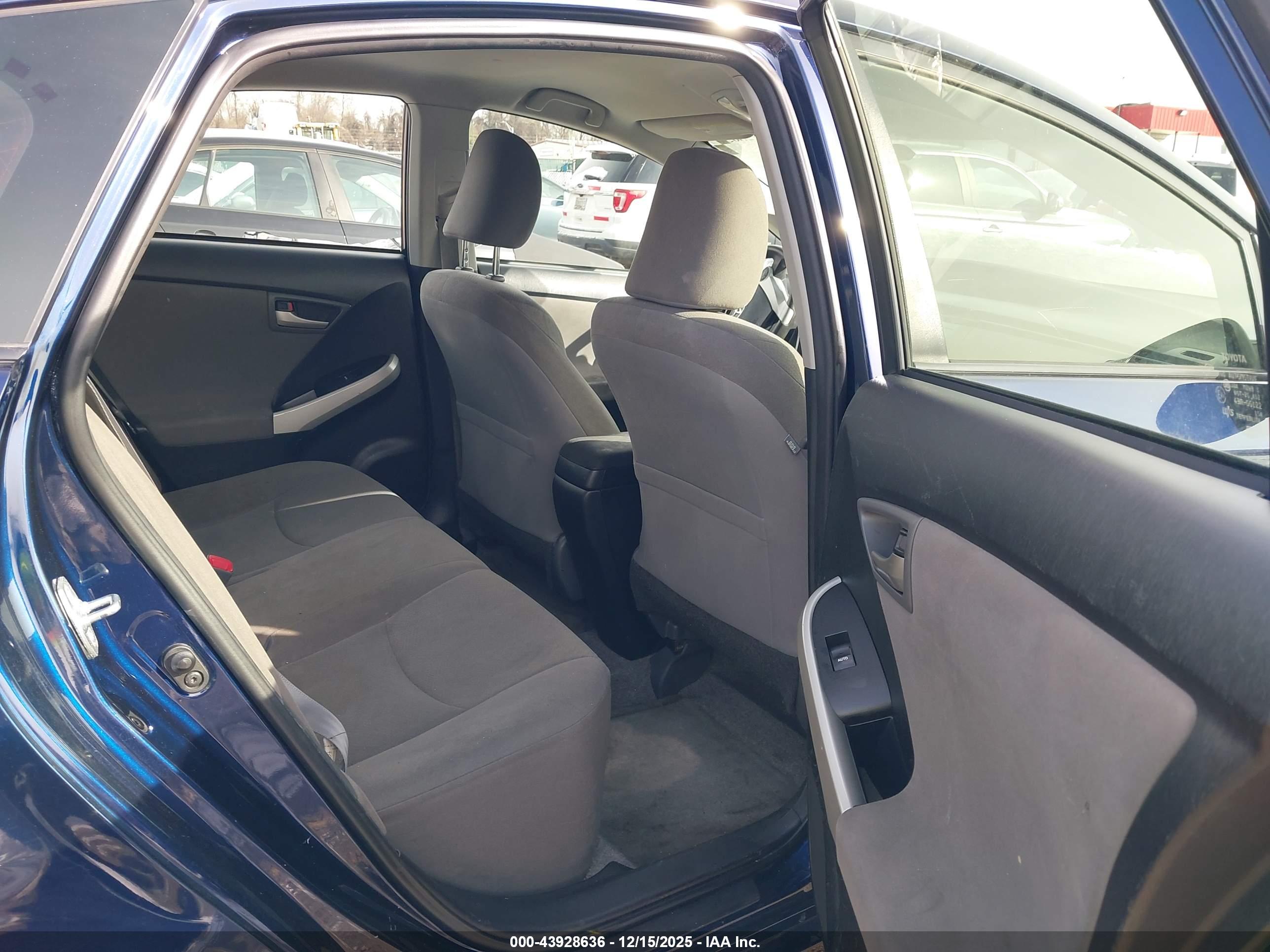 TOYOTA PRIUS image 8