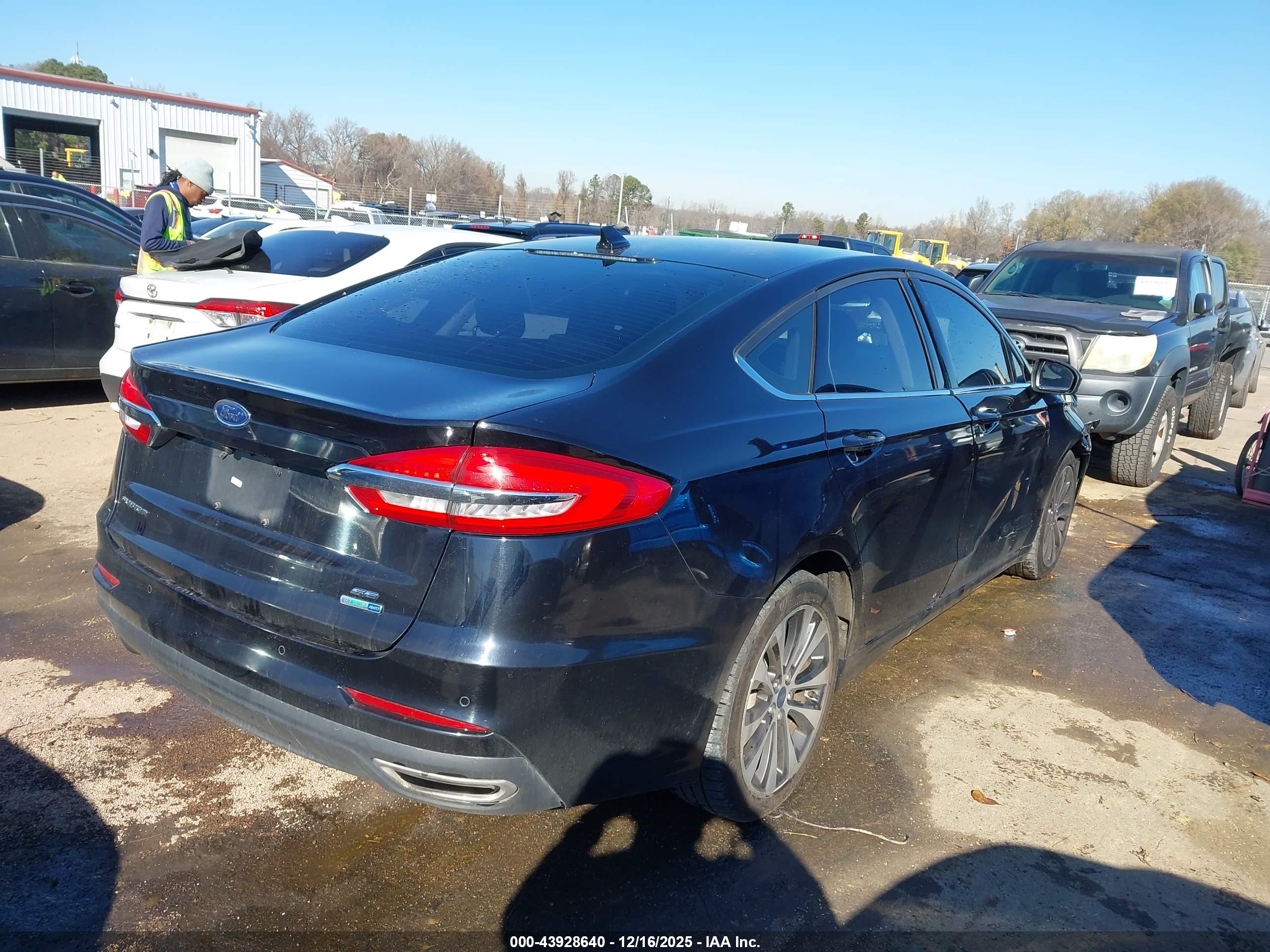 FORD FUSION image 4