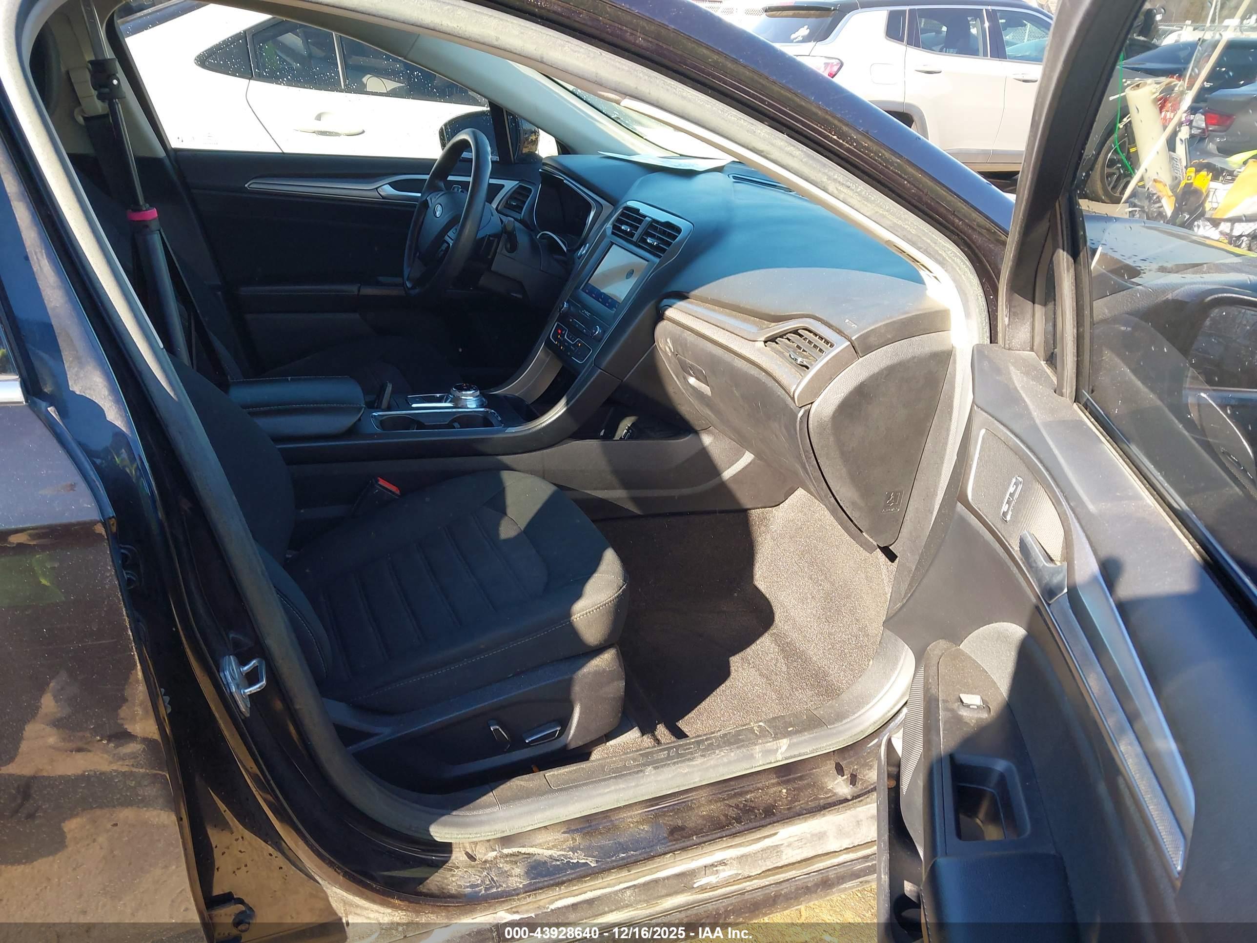 FORD FUSION image 5