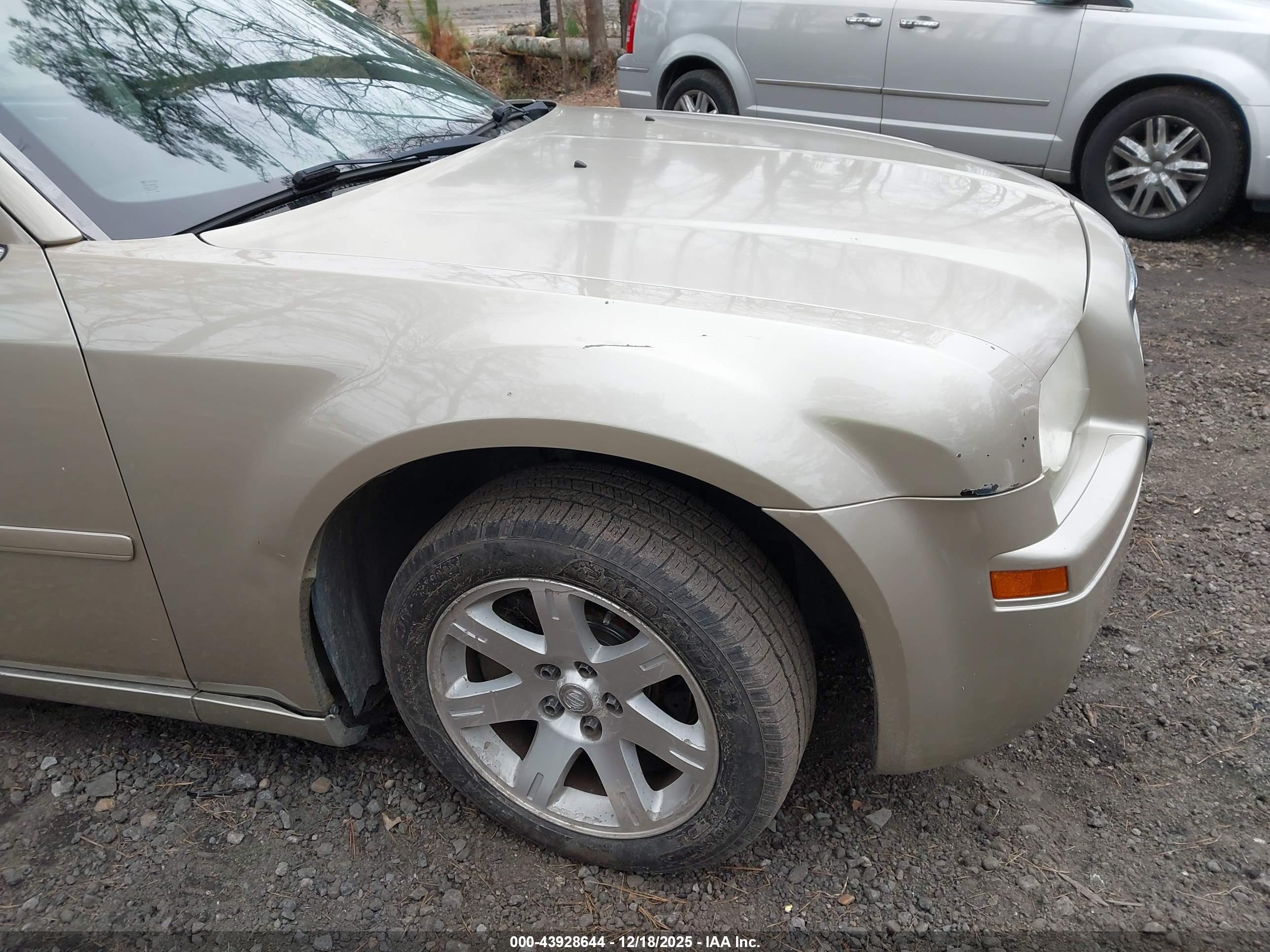 CHRYSLER 300 image 6