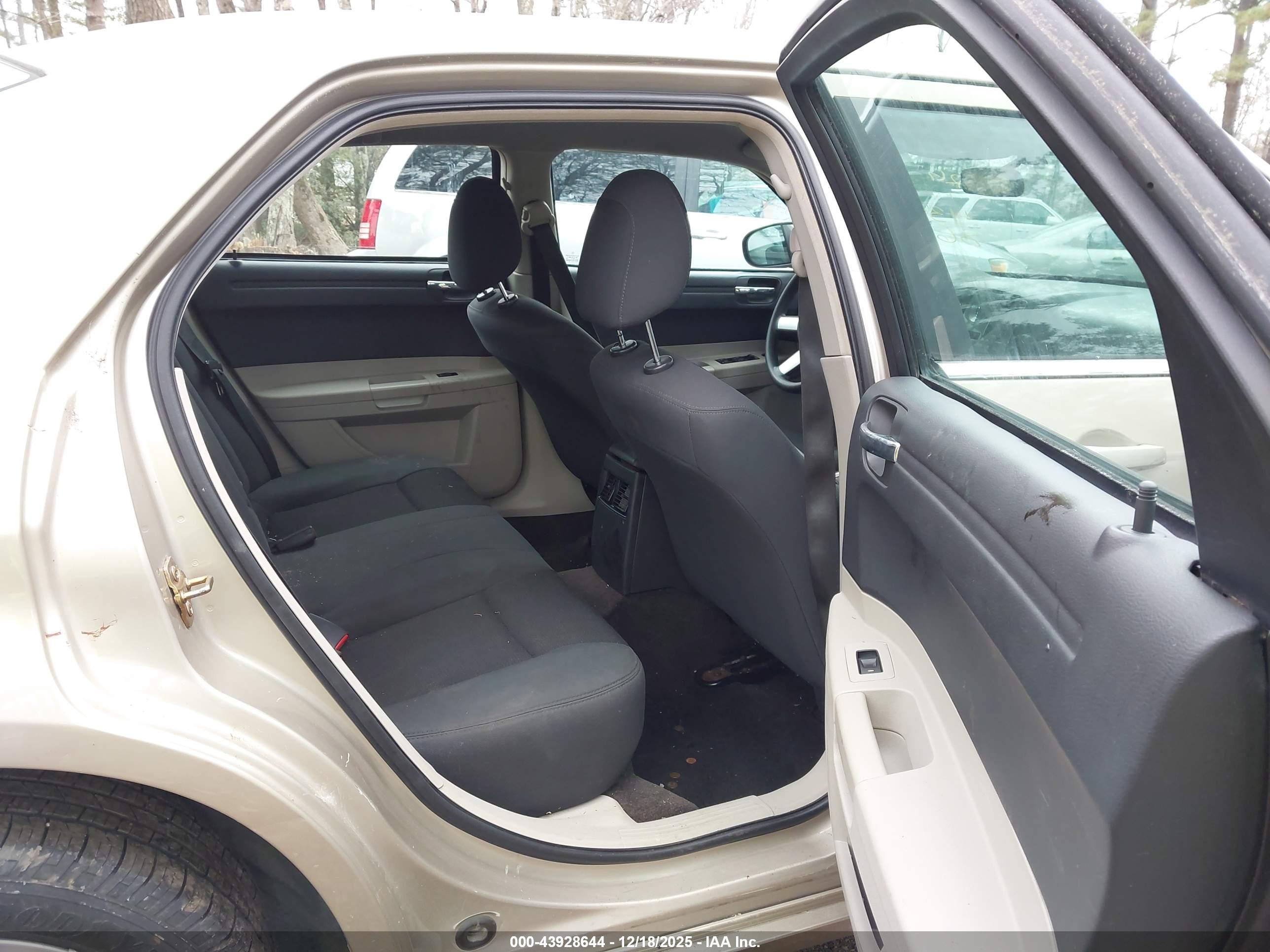 CHRYSLER 300 image 8