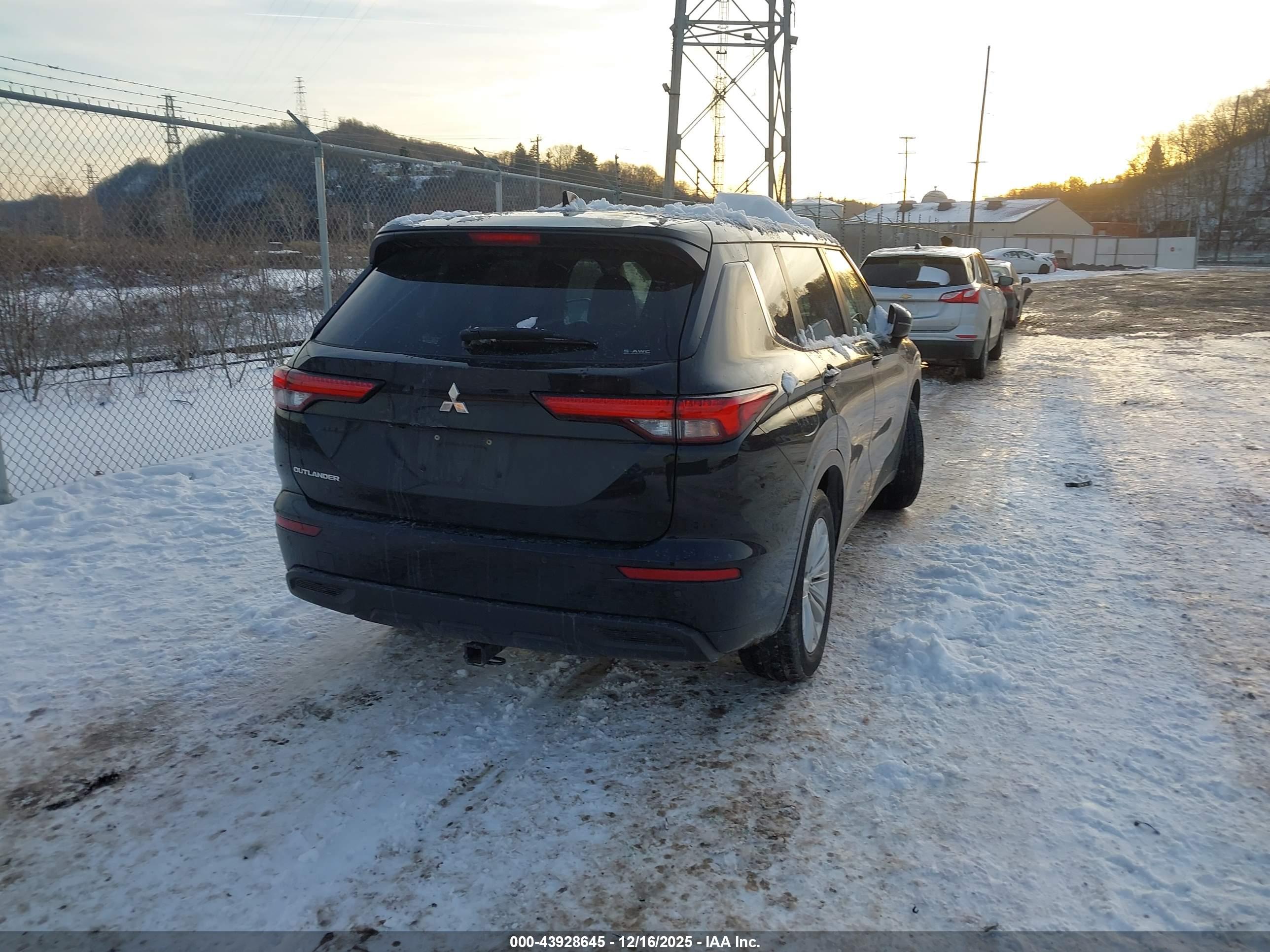 MITSUBISHI OUTLANDER image 4