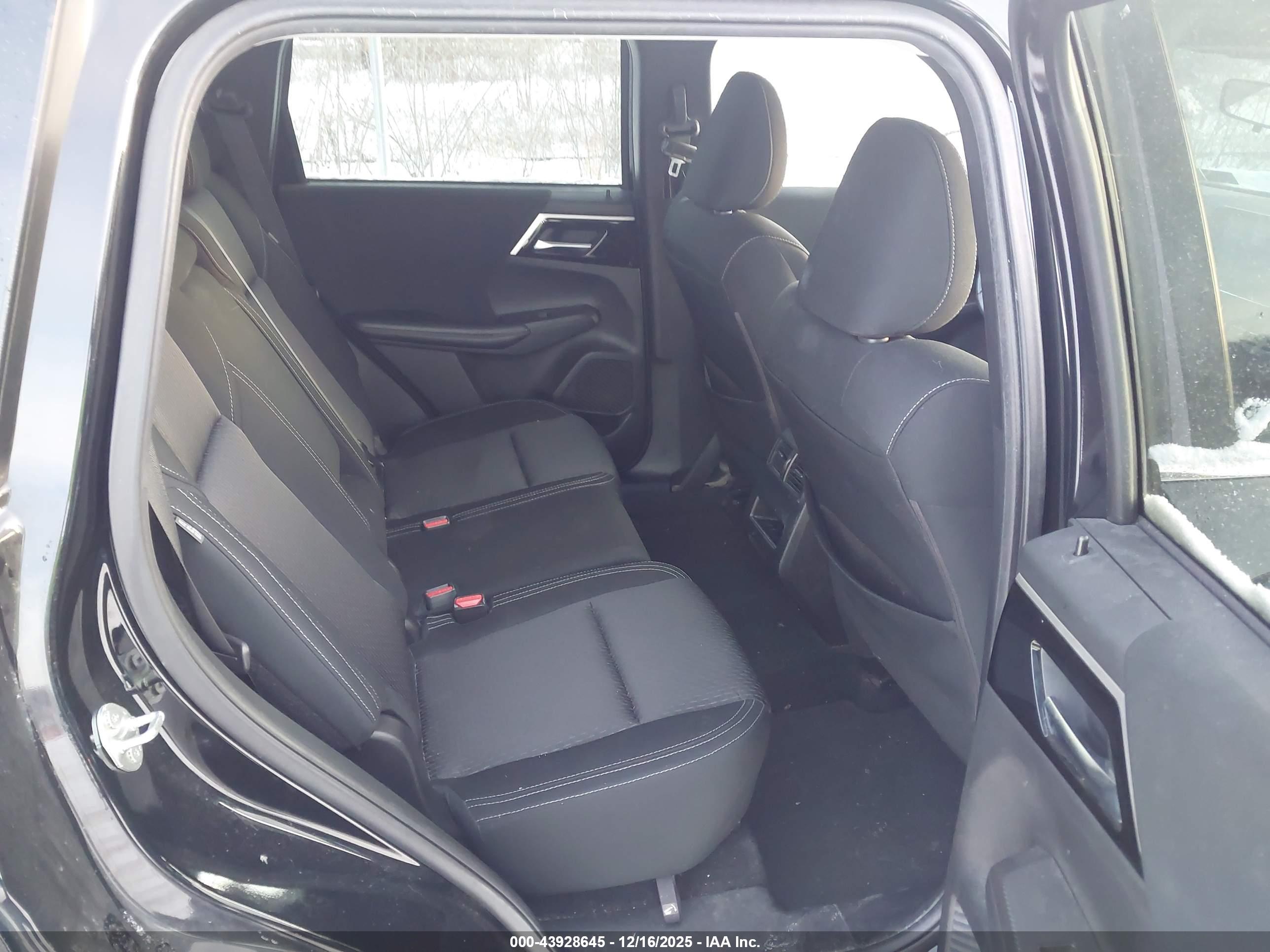 MITSUBISHI OUTLANDER image 8