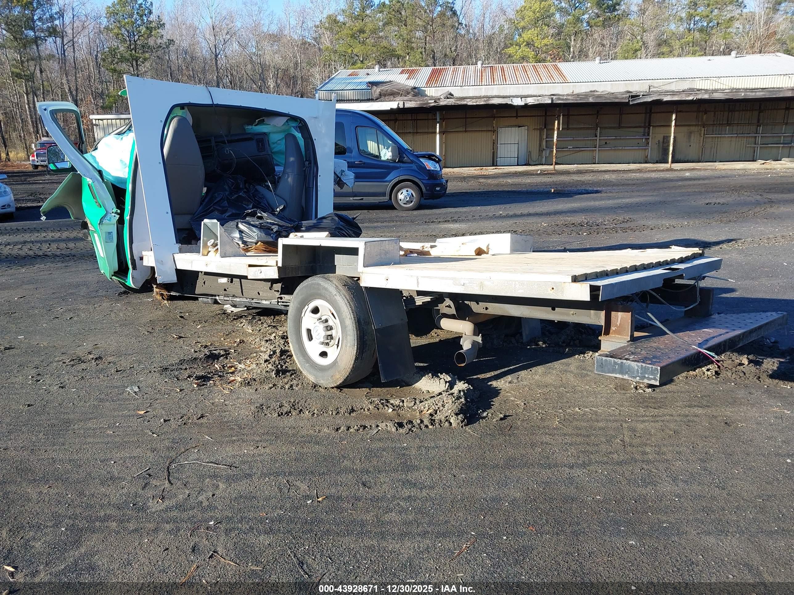 CHEVROLET EXPRESS image 3
