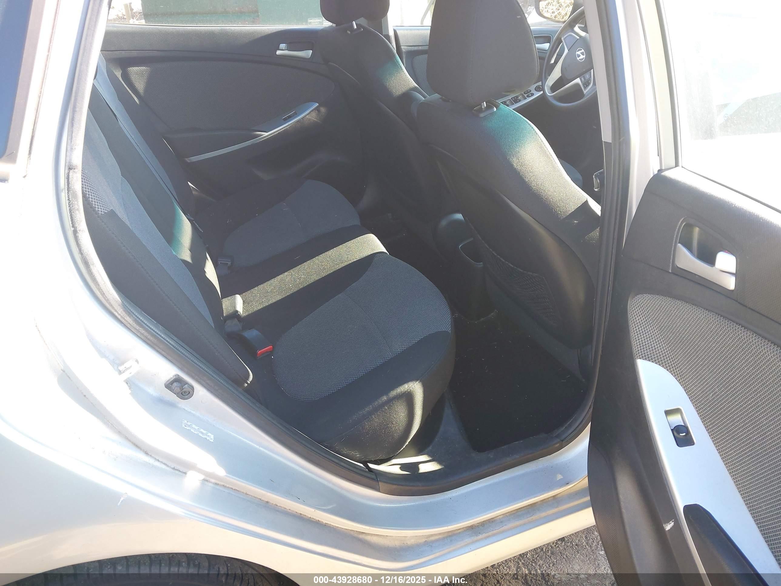 HYUNDAI ACCENT image 8