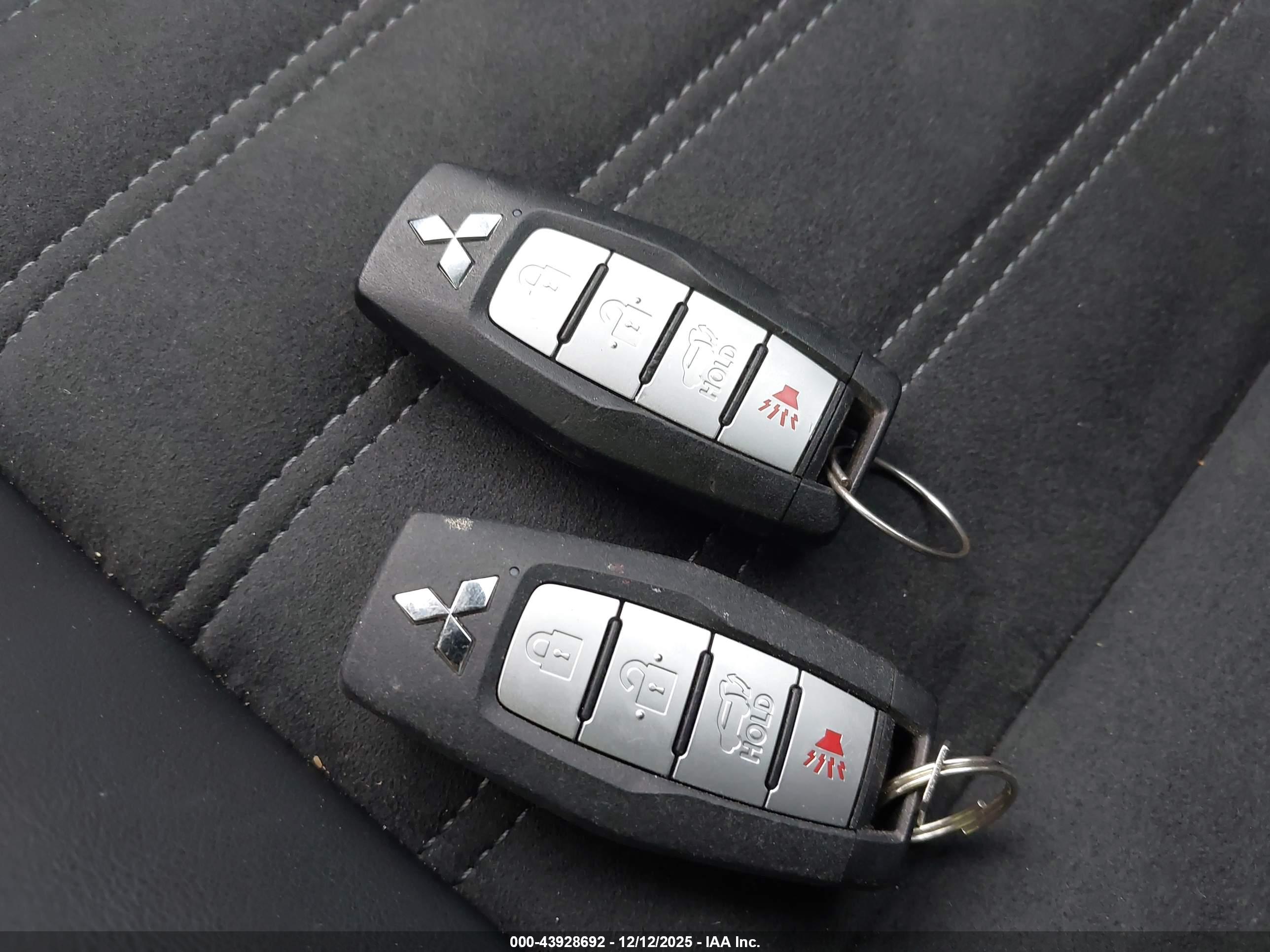 MITSUBISHI OUTLANDER image 11
