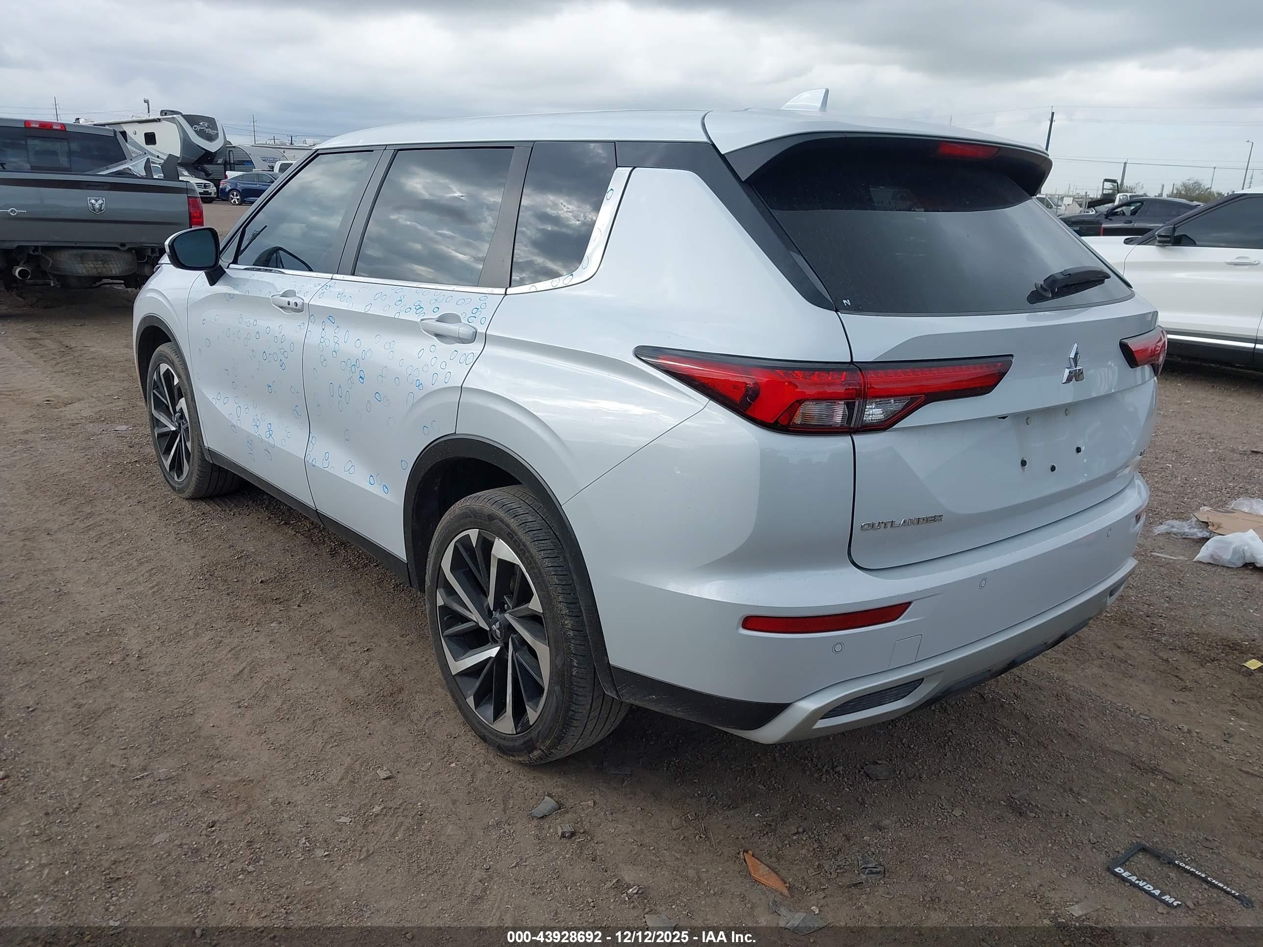 MITSUBISHI OUTLANDER image 3