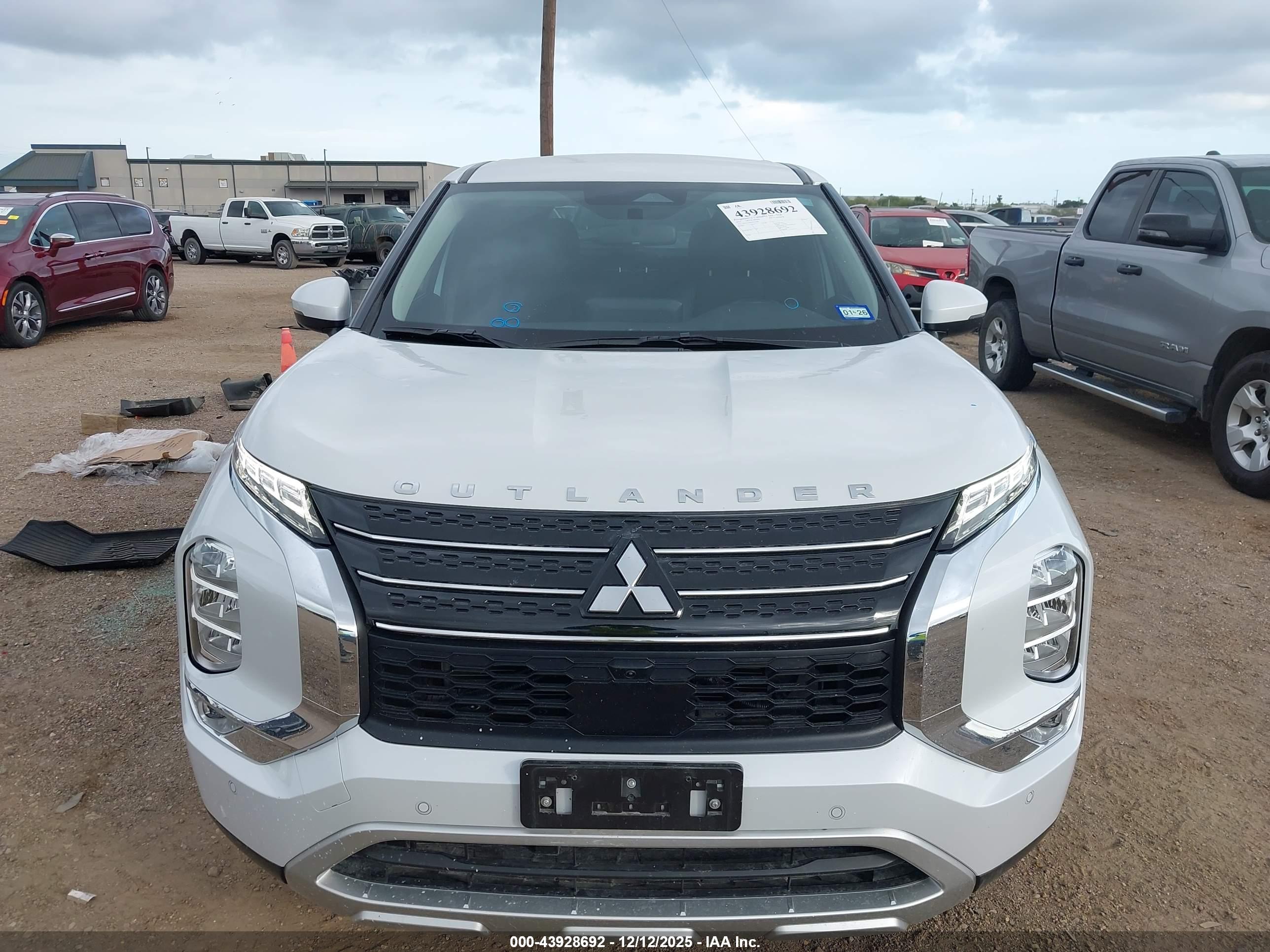 MITSUBISHI OUTLANDER image 6