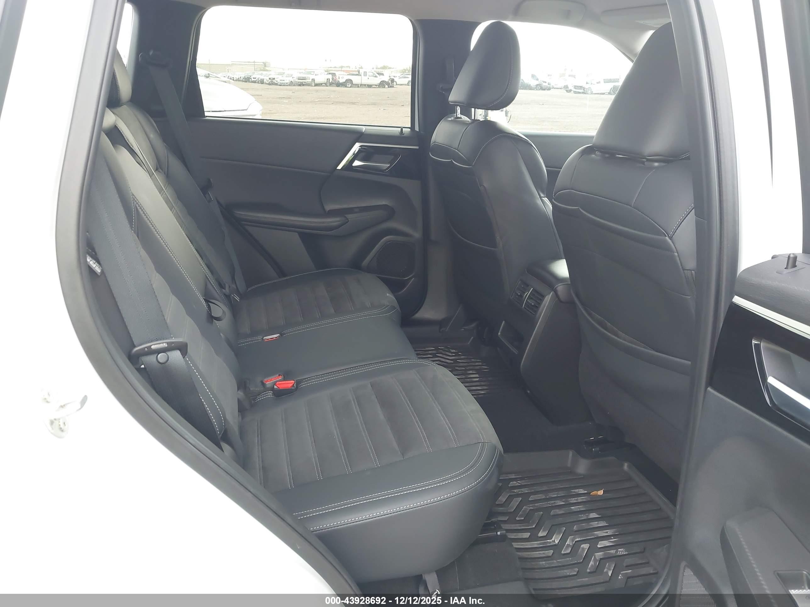 MITSUBISHI OUTLANDER image 8
