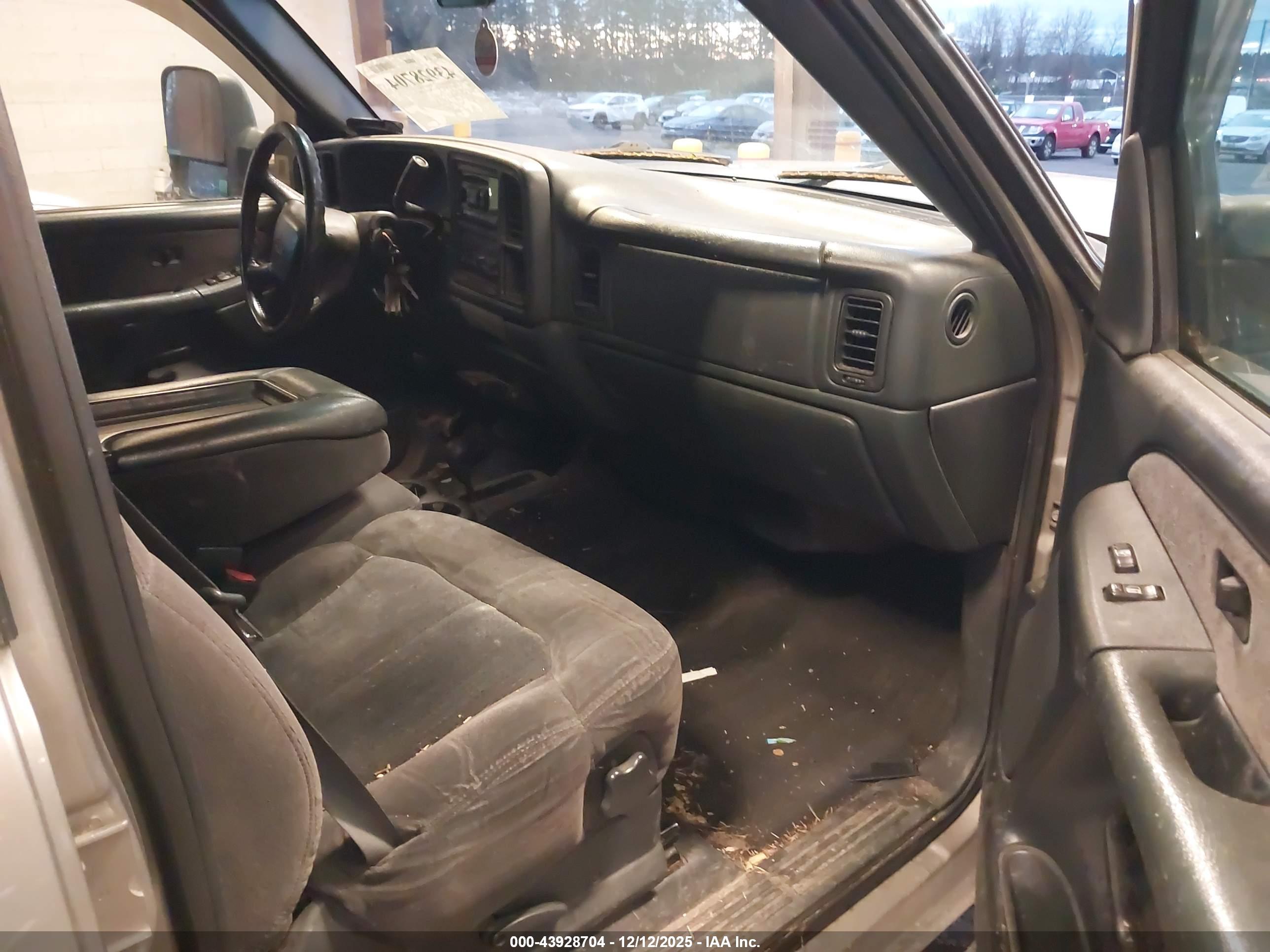 CHEVROLET SILVERADO image 5
