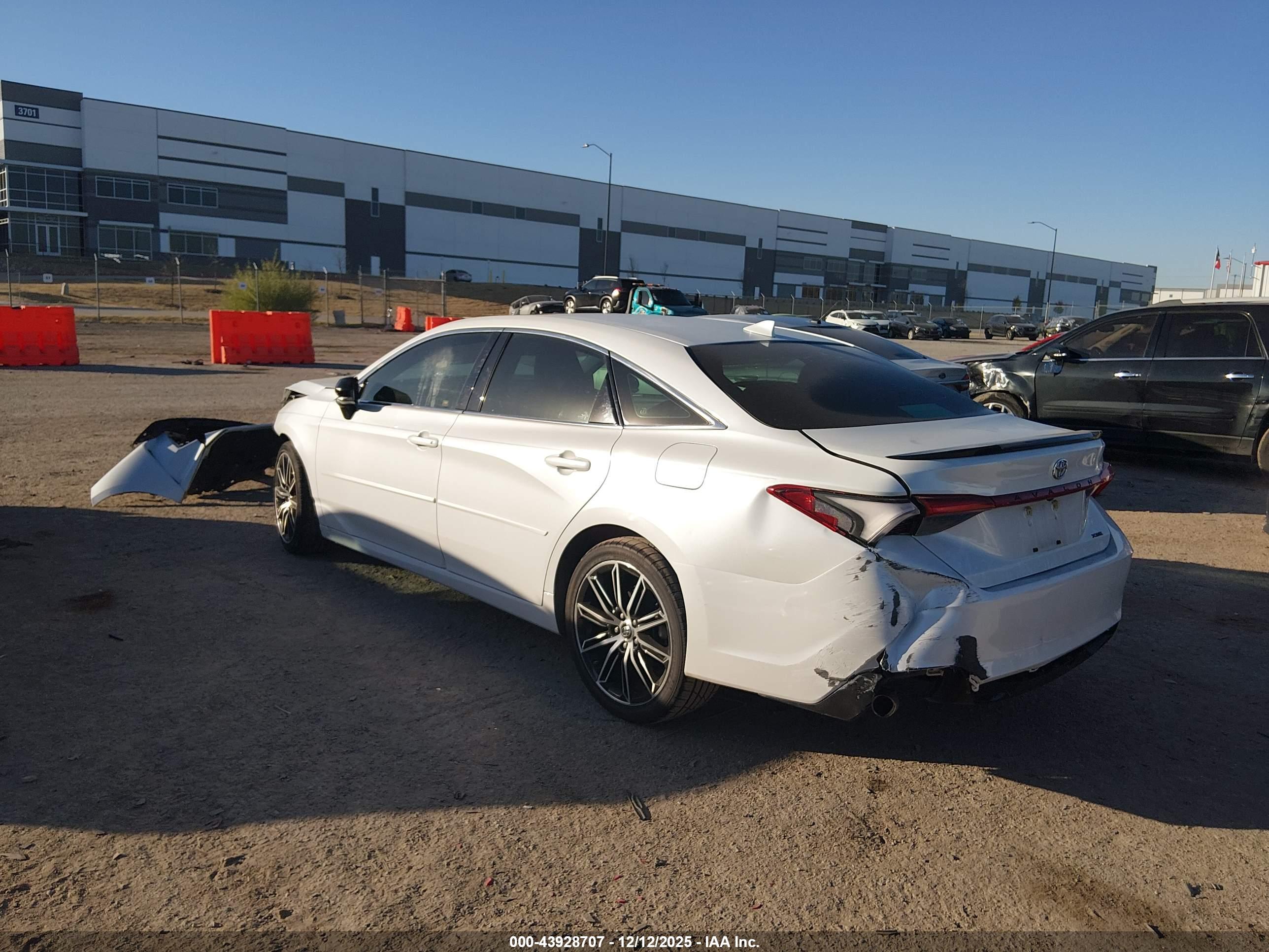 TOYOTA AVALON image 3