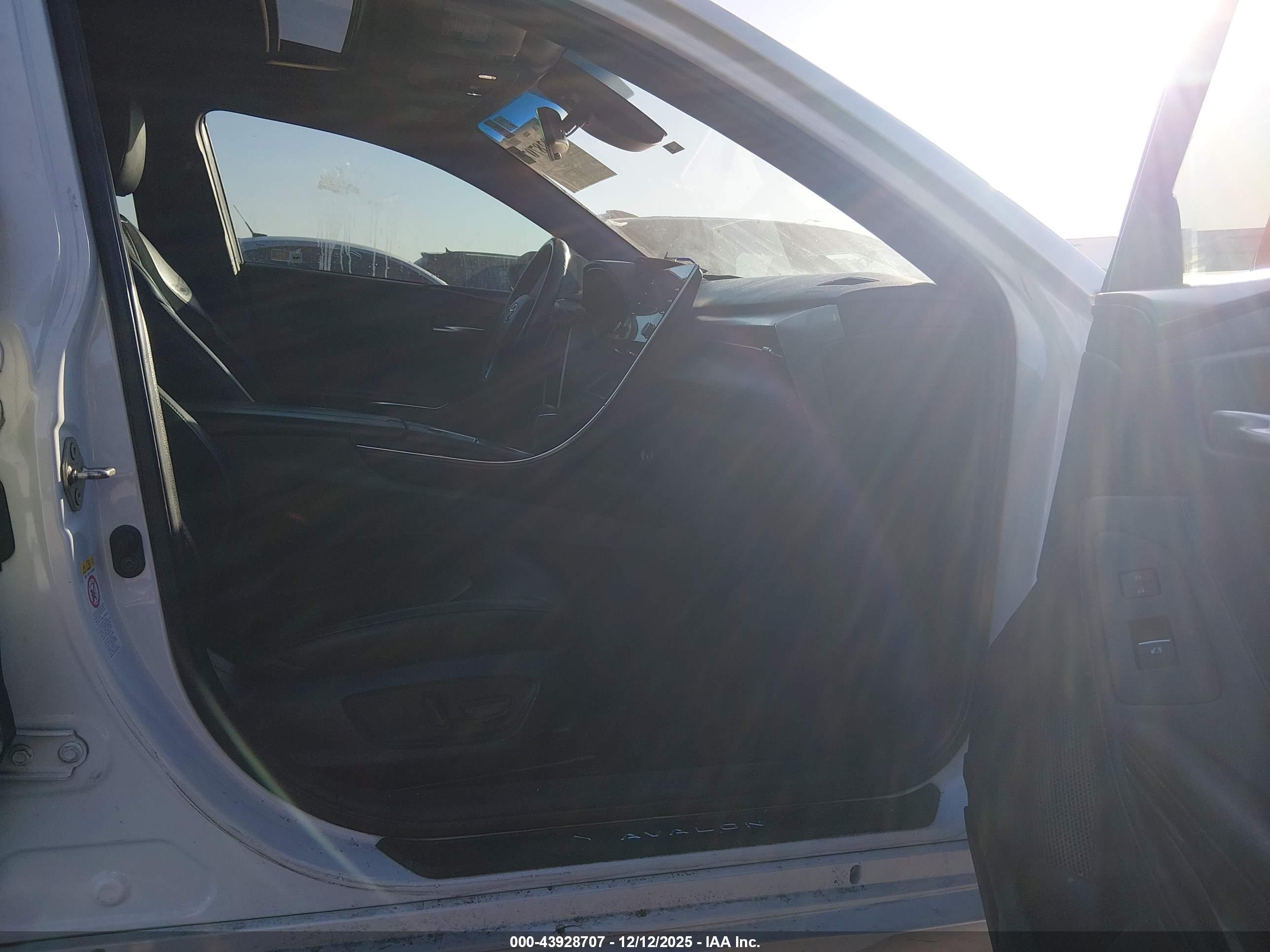 TOYOTA AVALON image 5