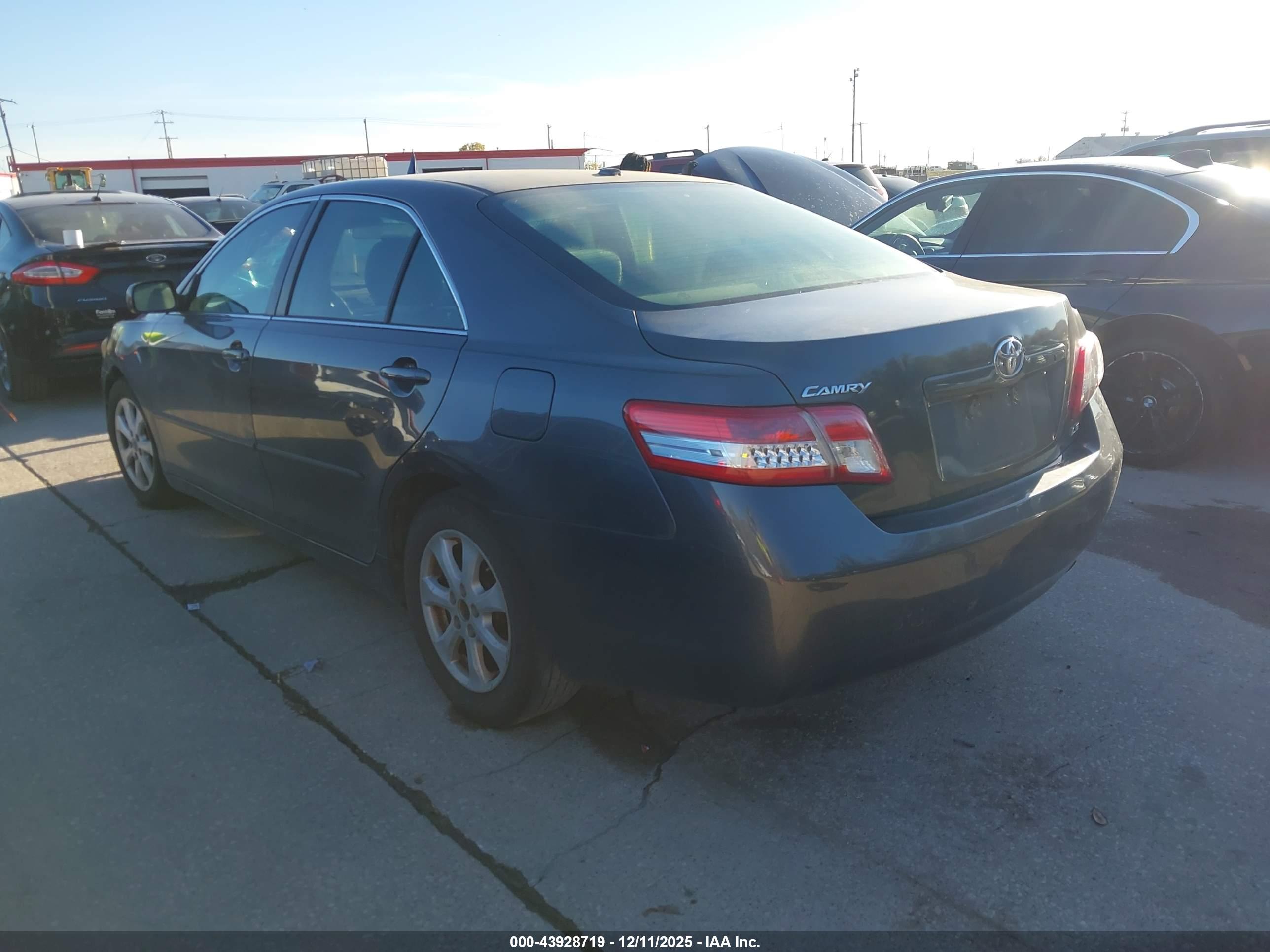 TOYOTA CAMRY image 3