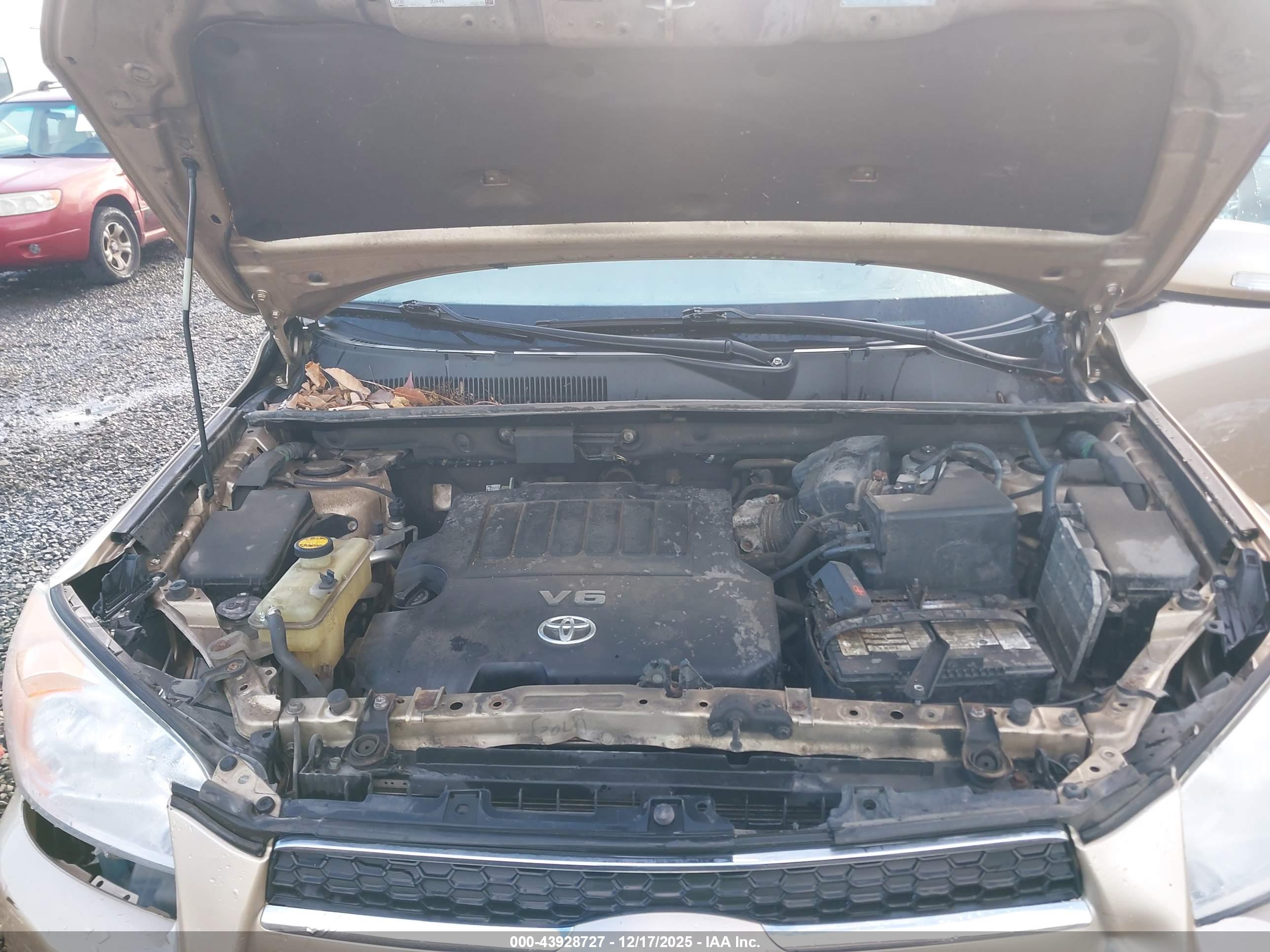 TOYOTA RAV4 image 10