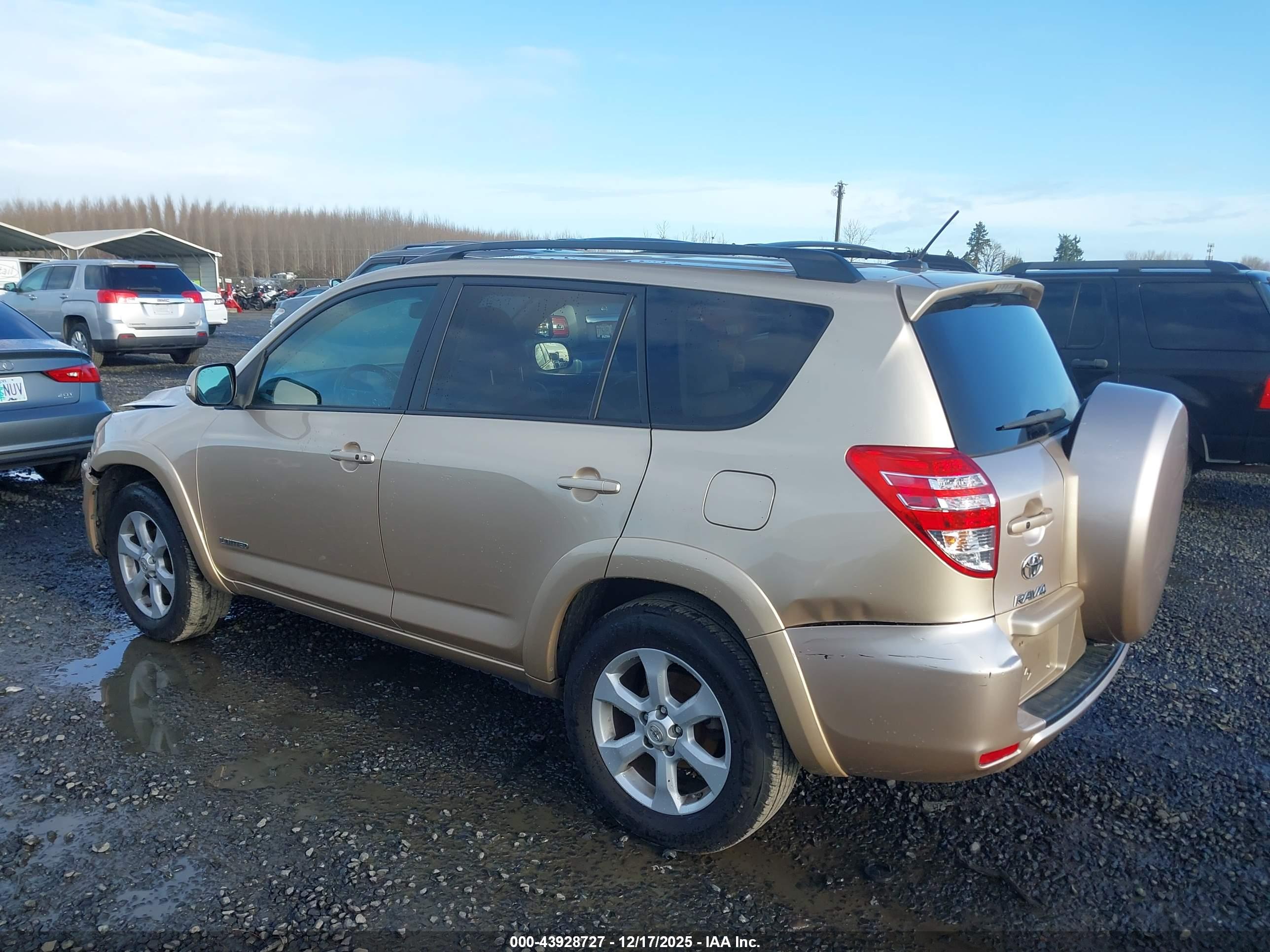 TOYOTA RAV4 image 3
