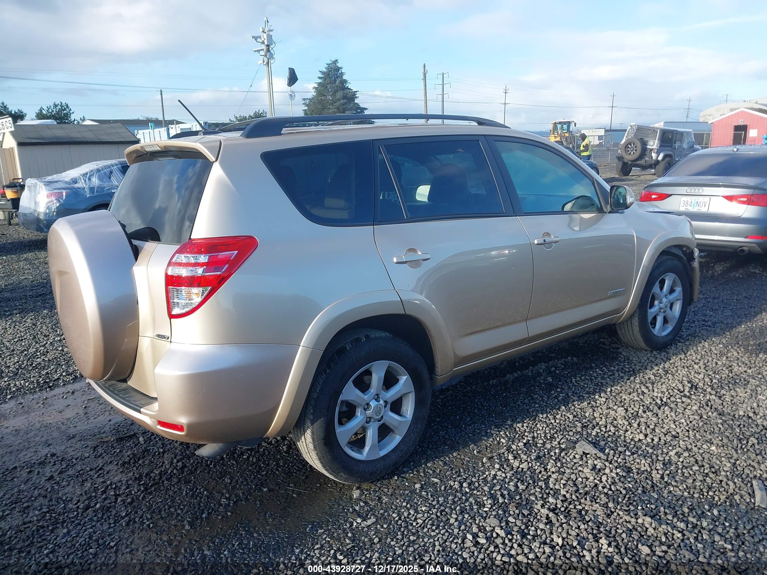 TOYOTA RAV4 image 4