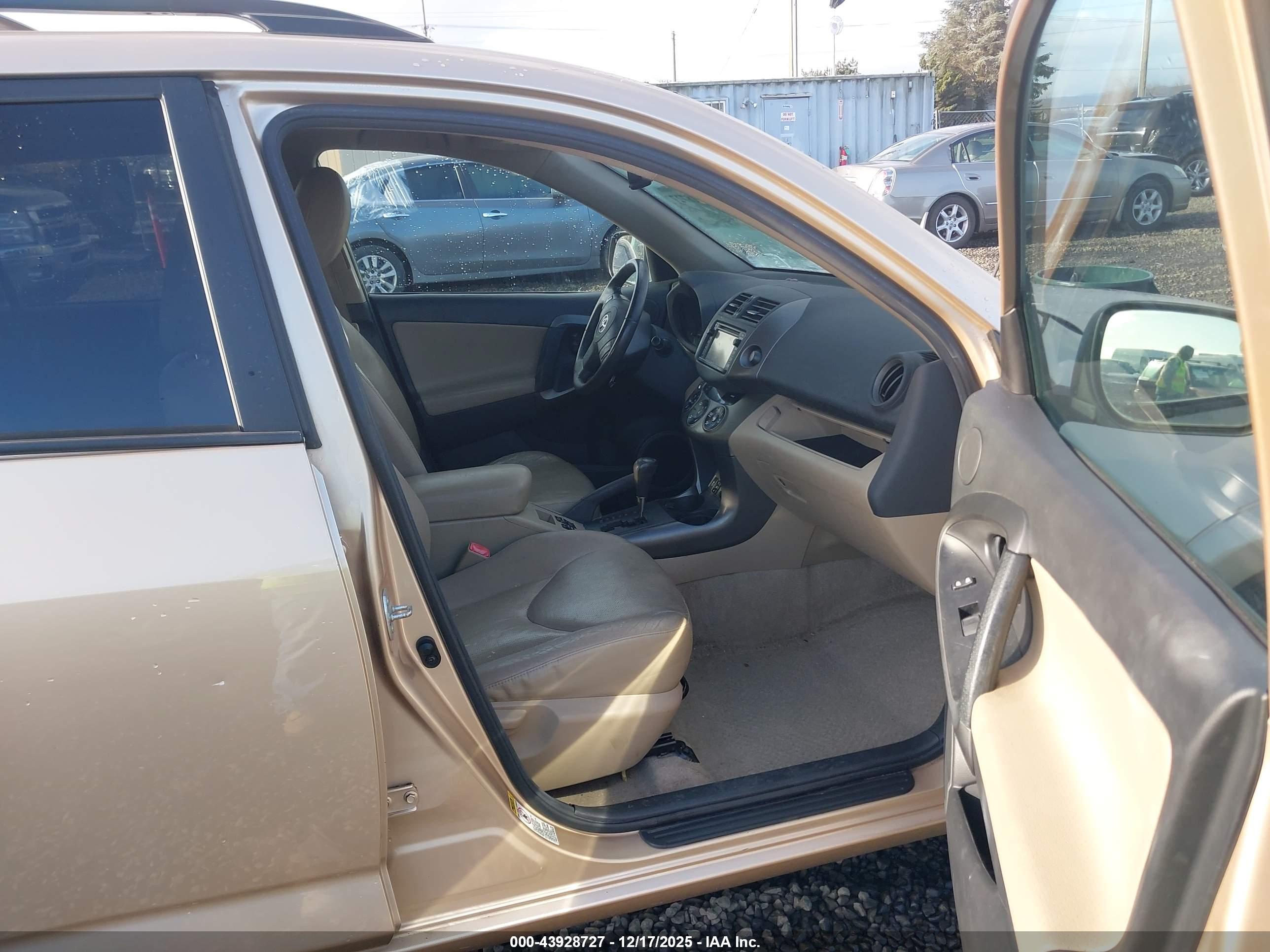 TOYOTA RAV4 image 5