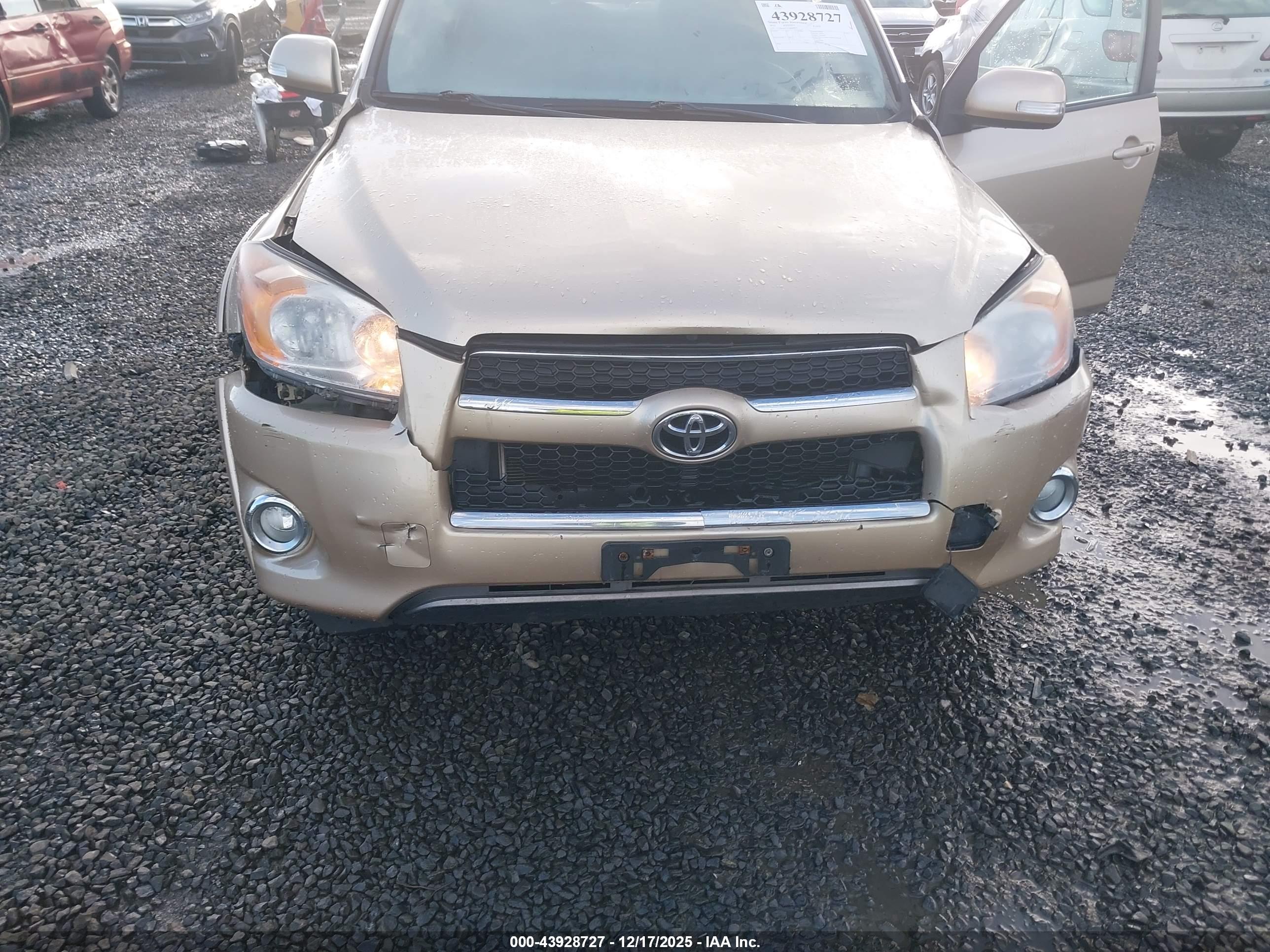 TOYOTA RAV4 image 6
