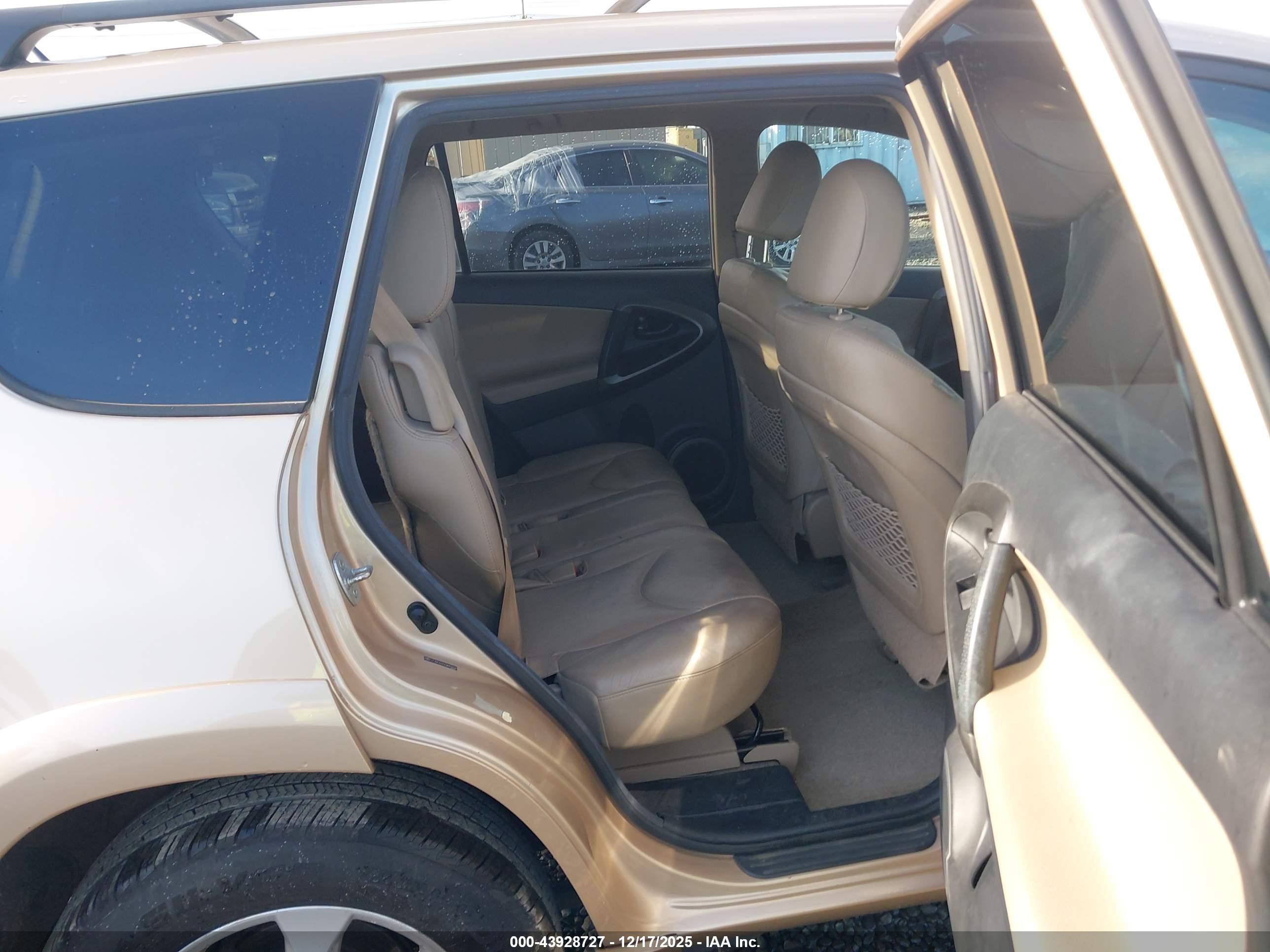 TOYOTA RAV4 image 8