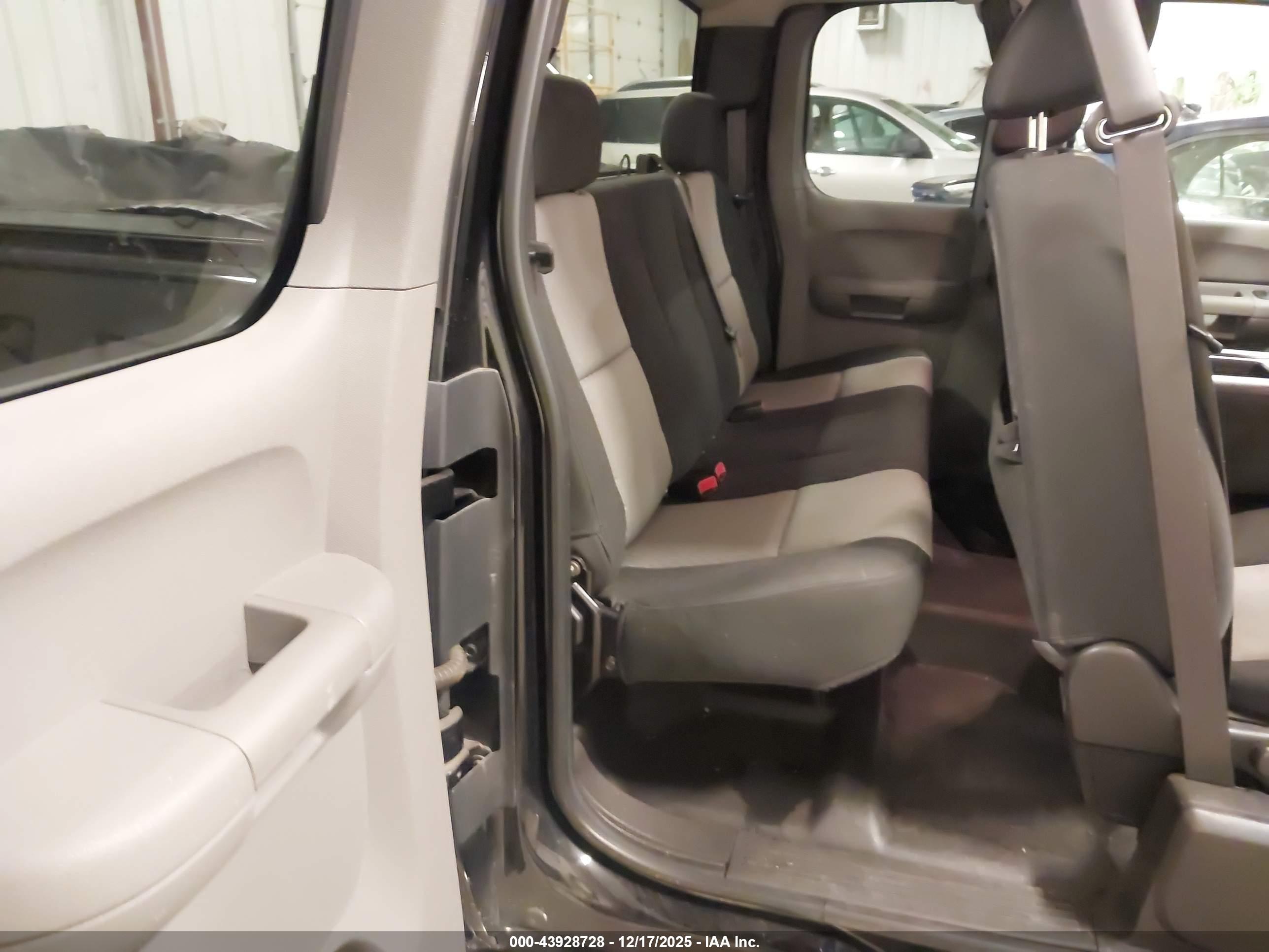 CHEVROLET SILVERADO image 8