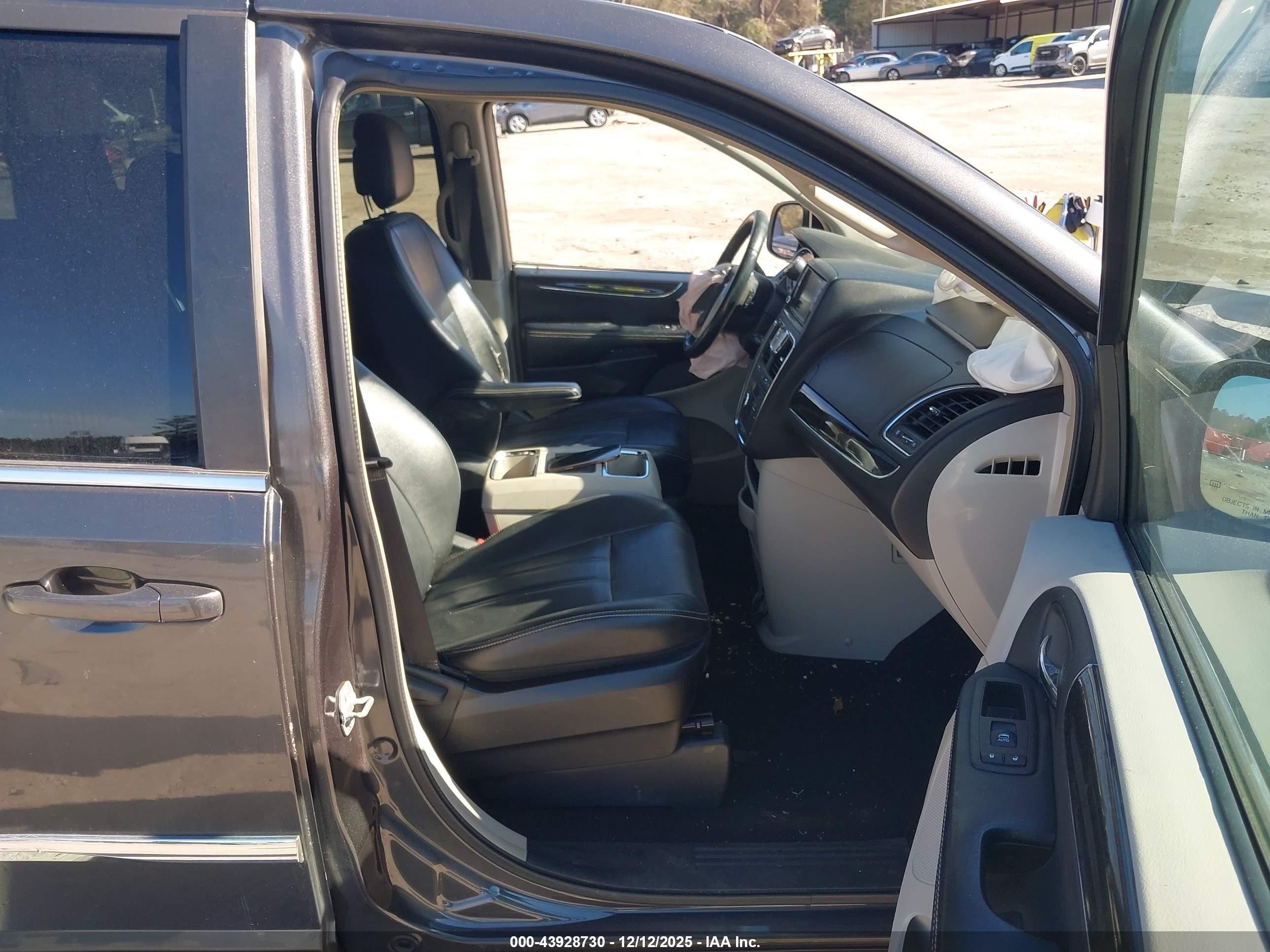 CHRYSLER TOWN image 5