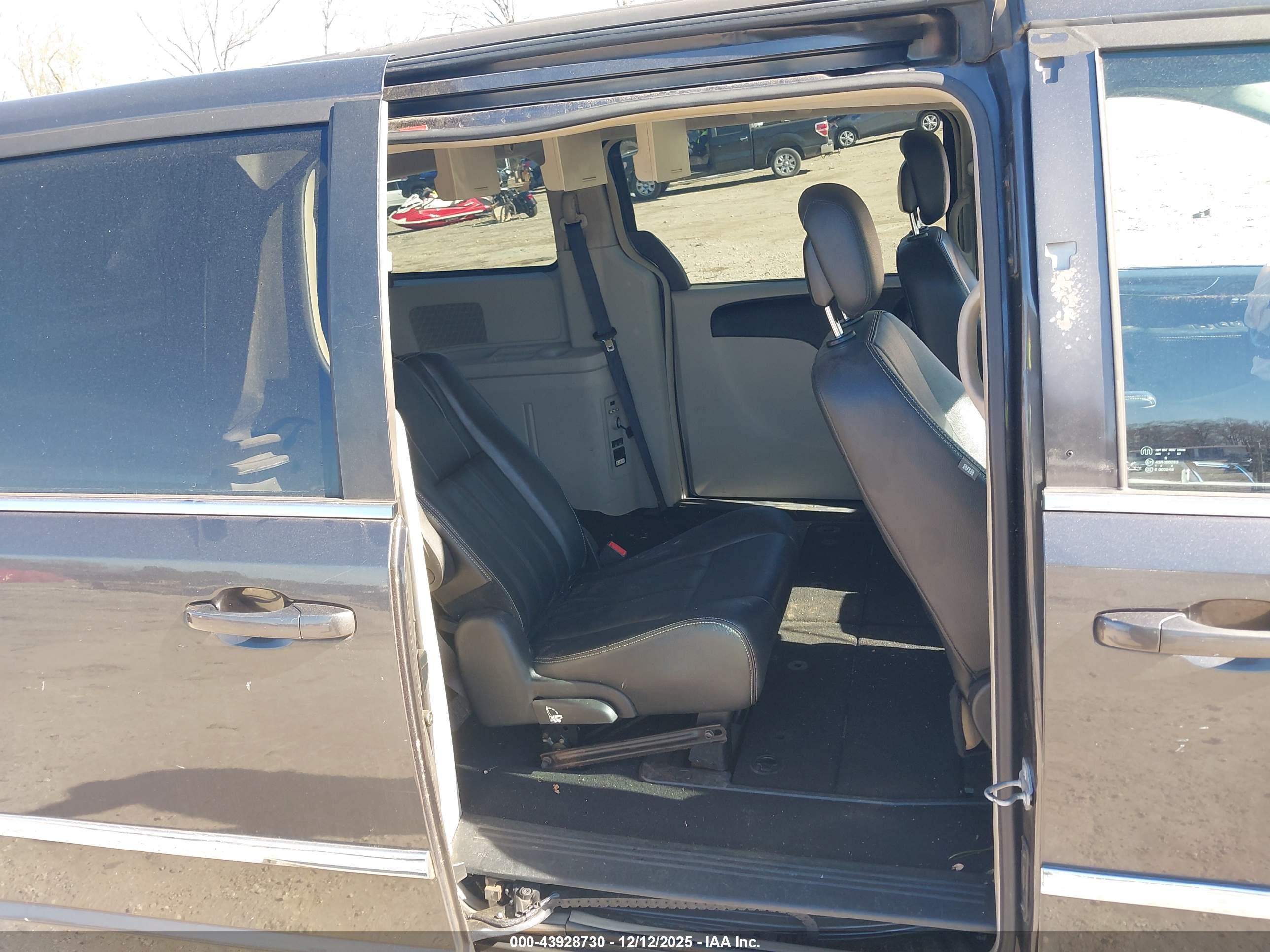CHRYSLER TOWN image 8