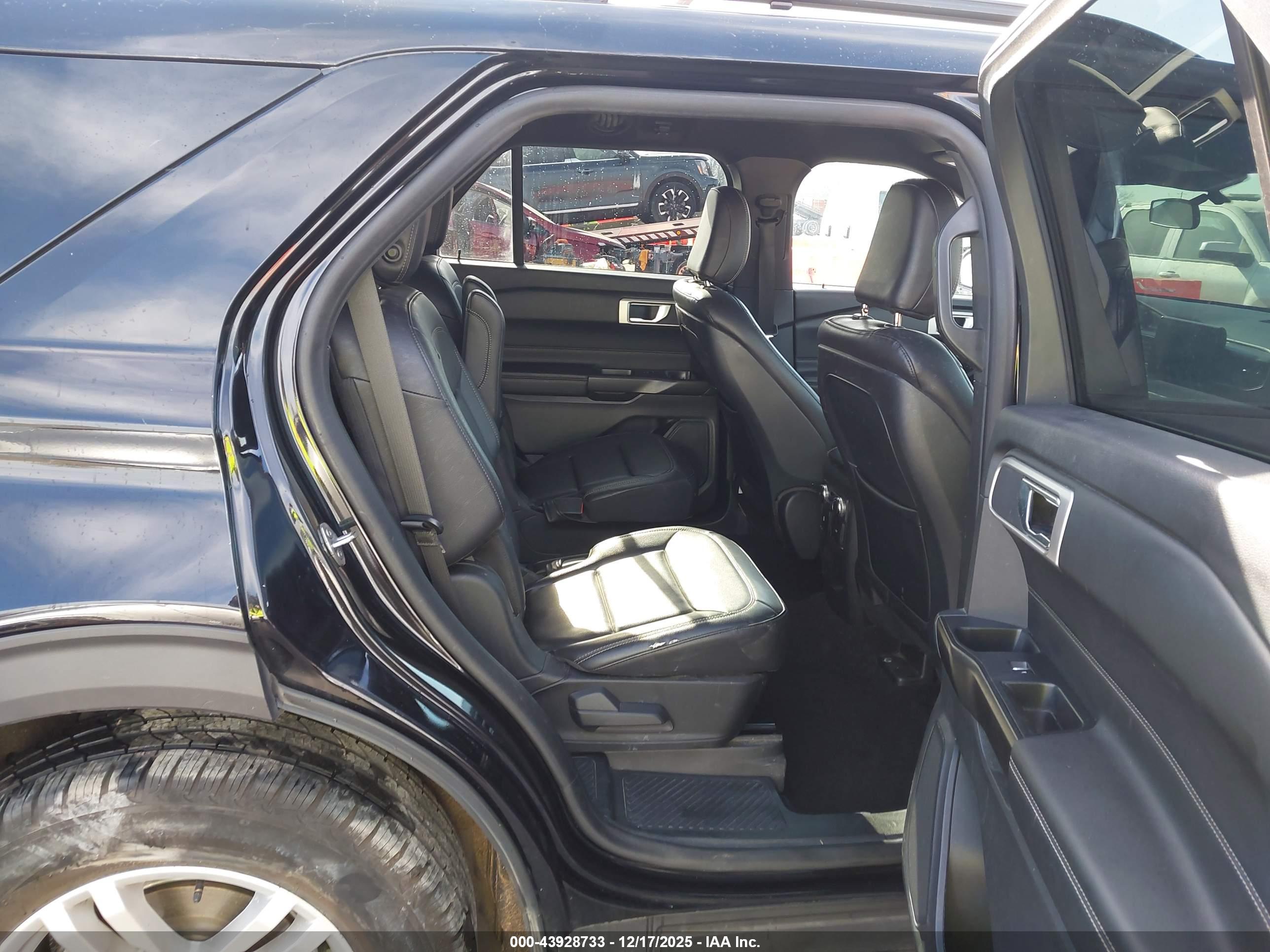 FORD EXPLORER image 8