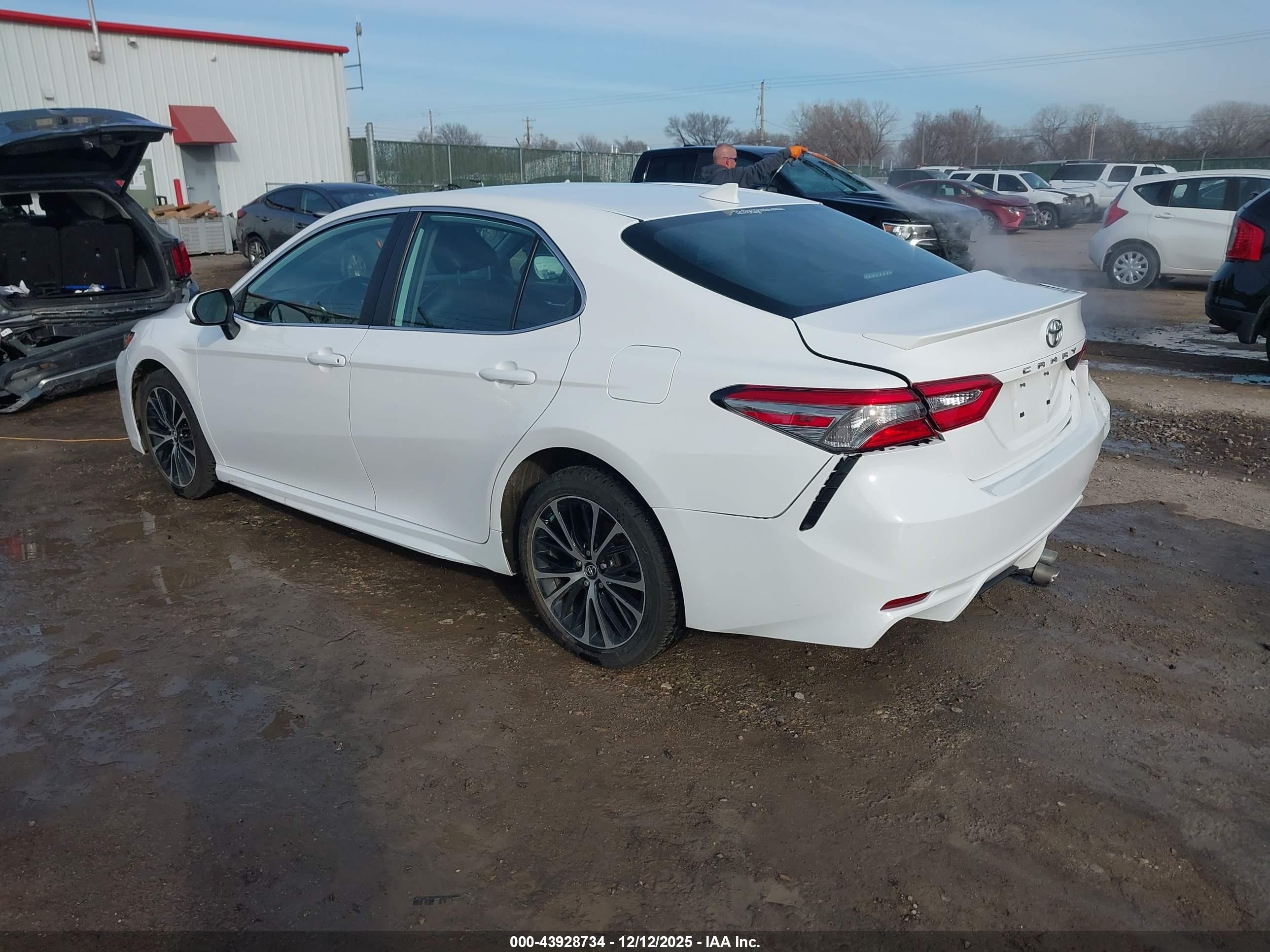 TOYOTA CAMRY image 3