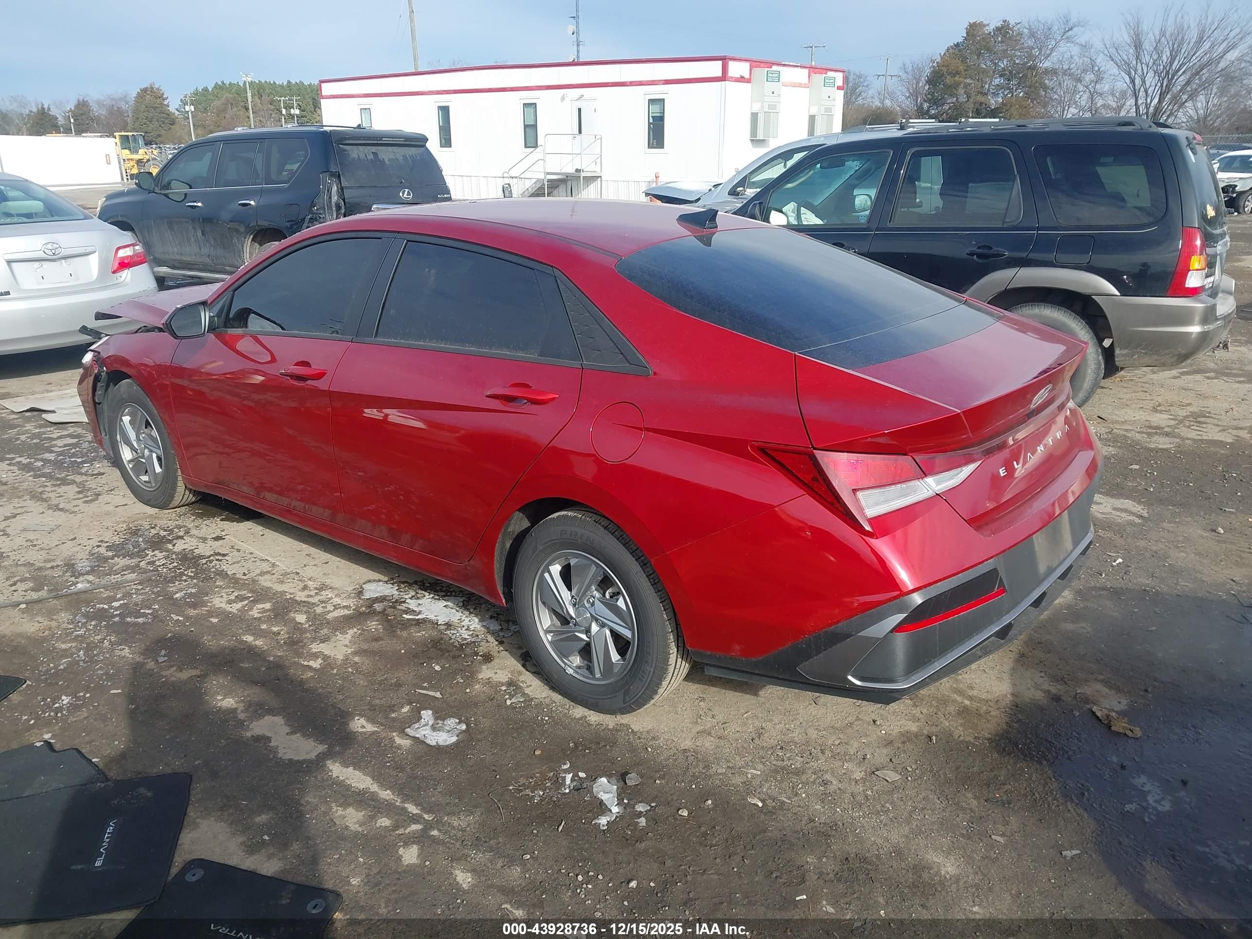 HYUNDAI ELANTRA image 3