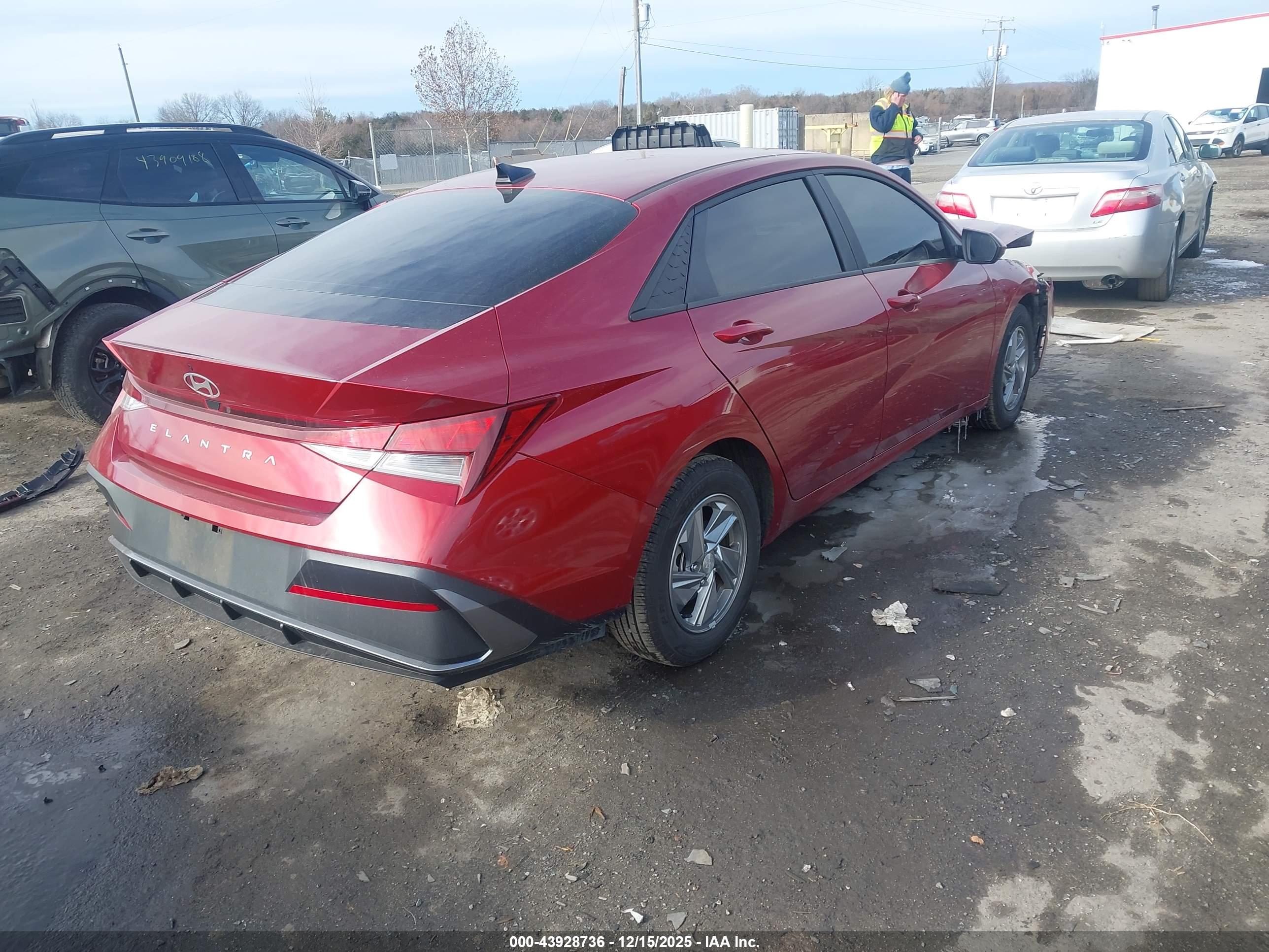 HYUNDAI ELANTRA image 4