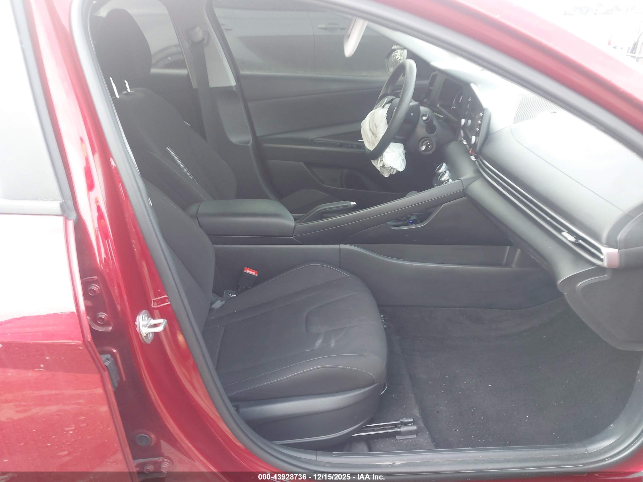 HYUNDAI ELANTRA image 5