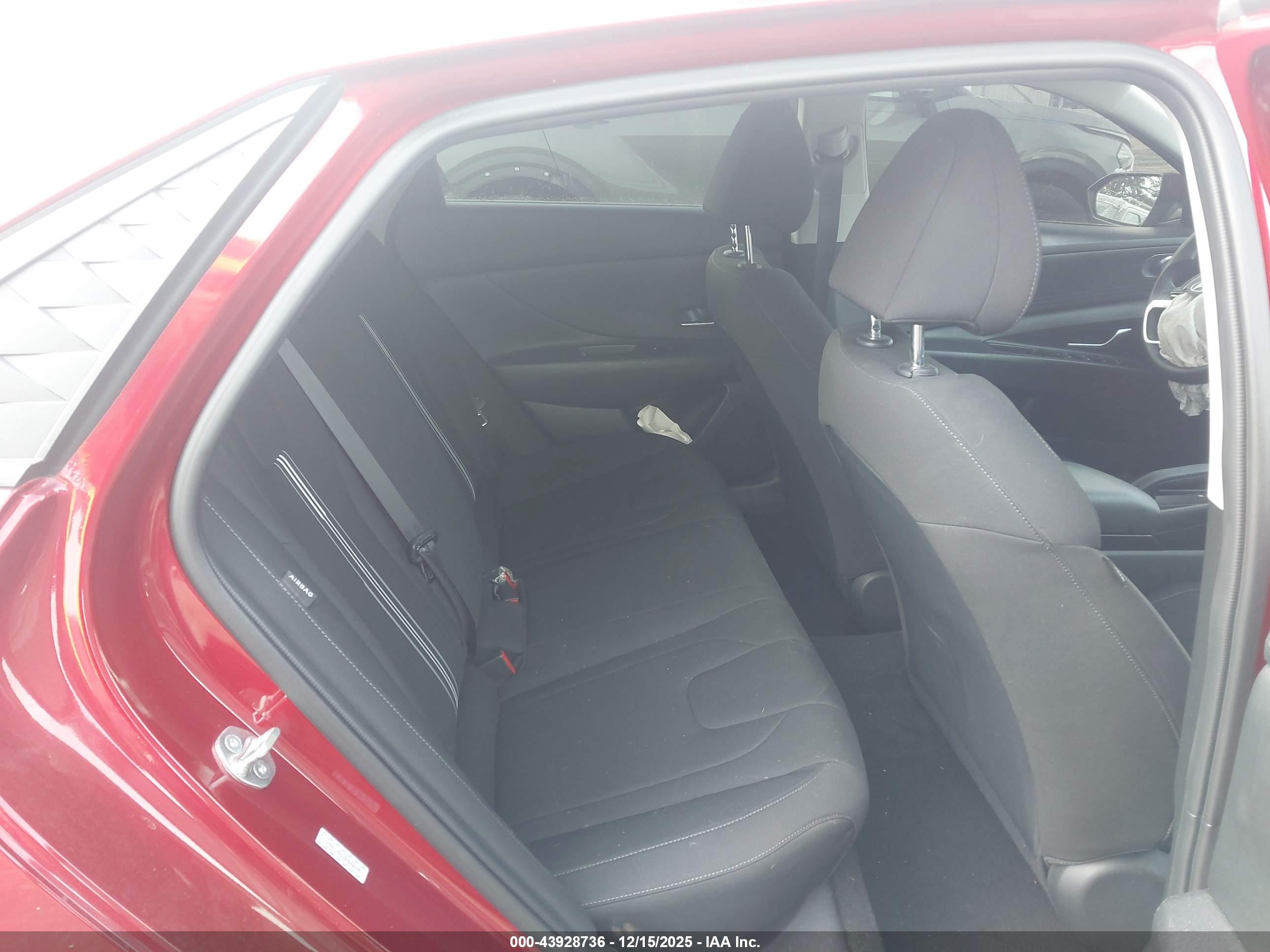 HYUNDAI ELANTRA image 8