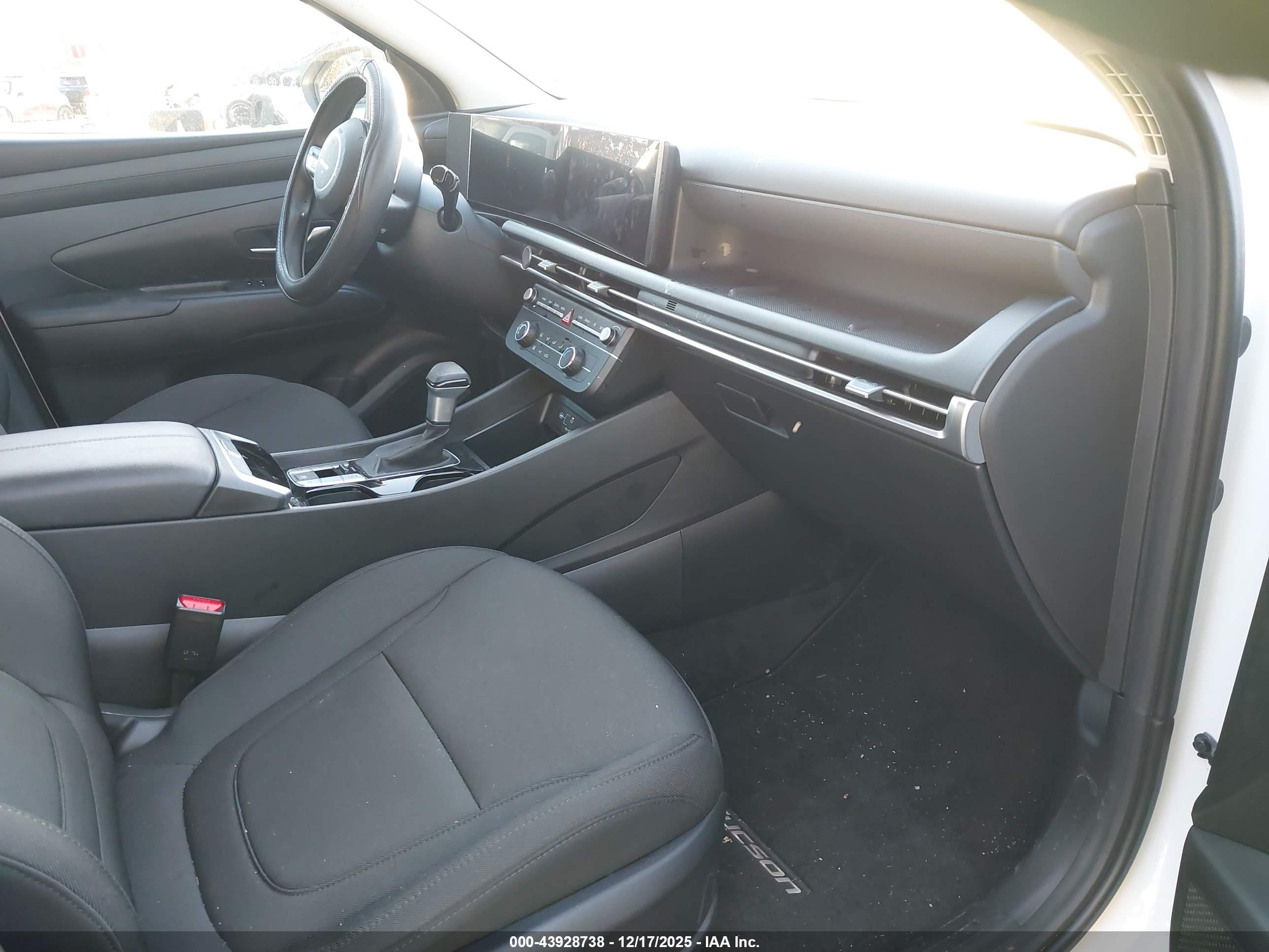 HYUNDAI TUCSON image 5