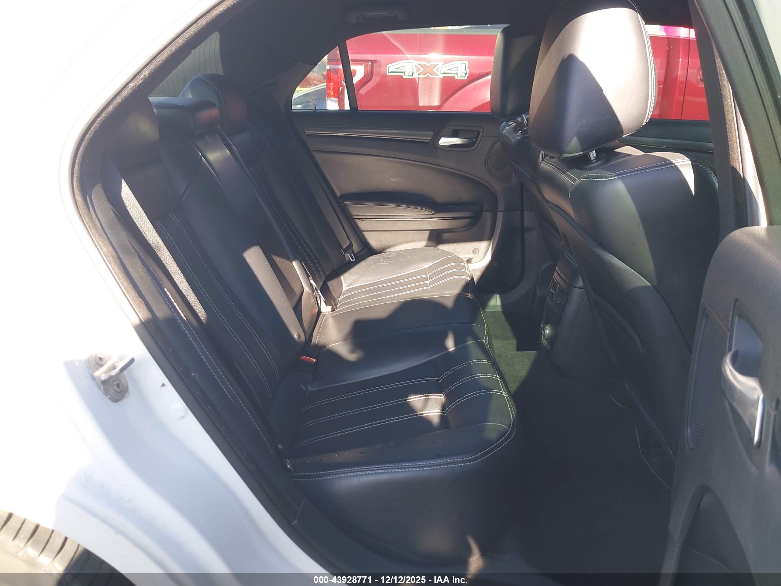 CHRYSLER 300 image 8