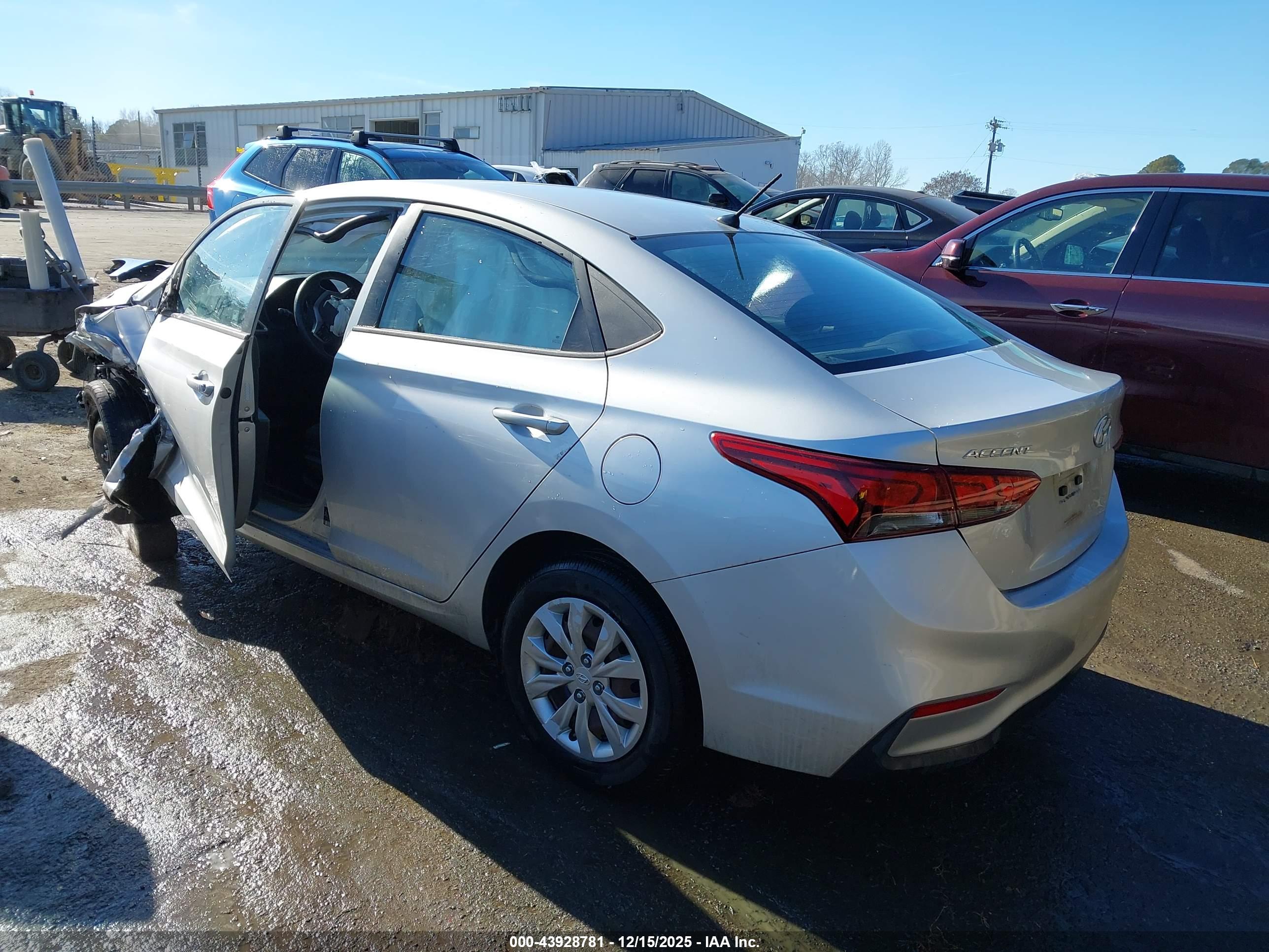 HYUNDAI ACCENT image 3