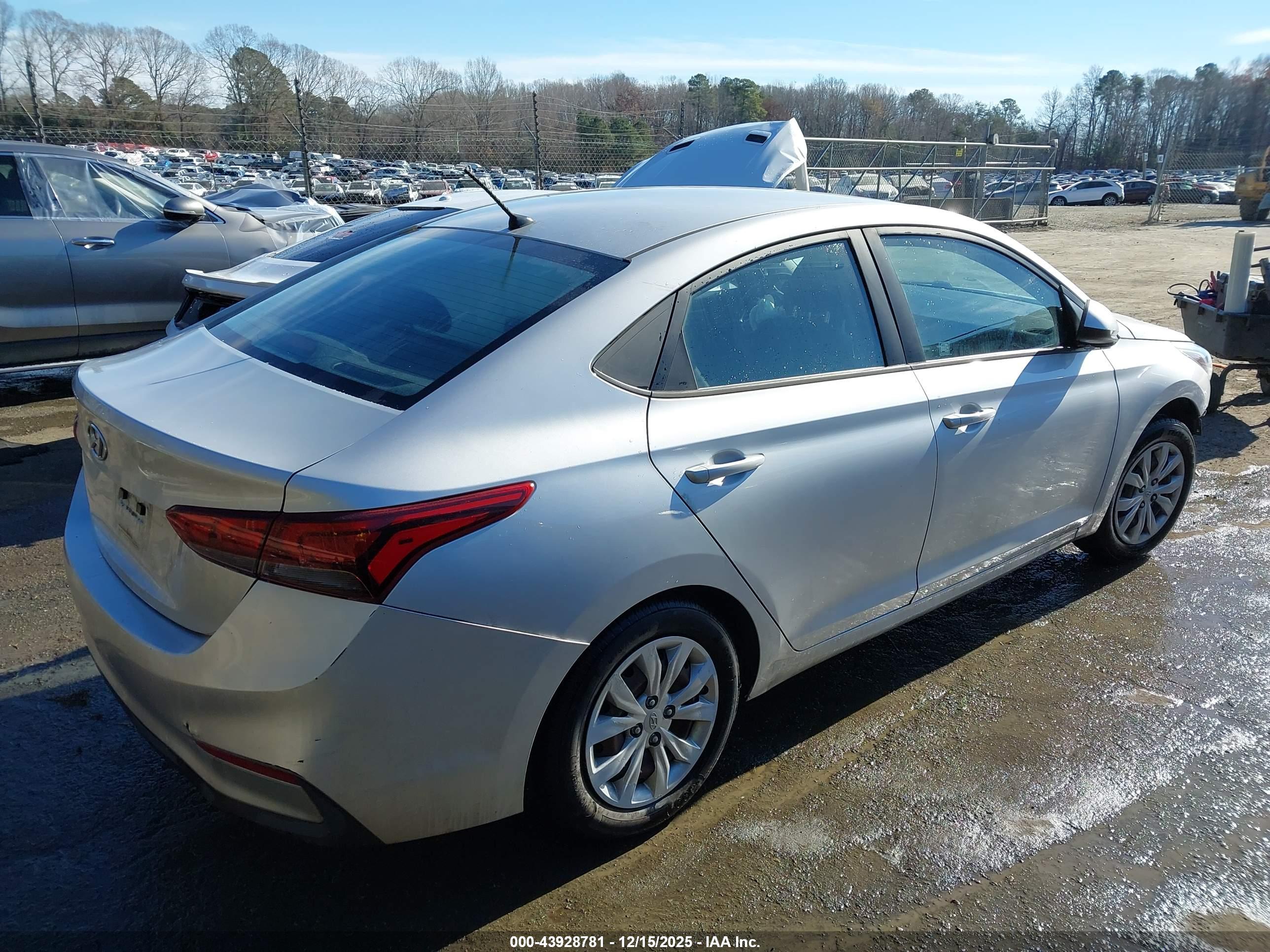 HYUNDAI ACCENT image 4