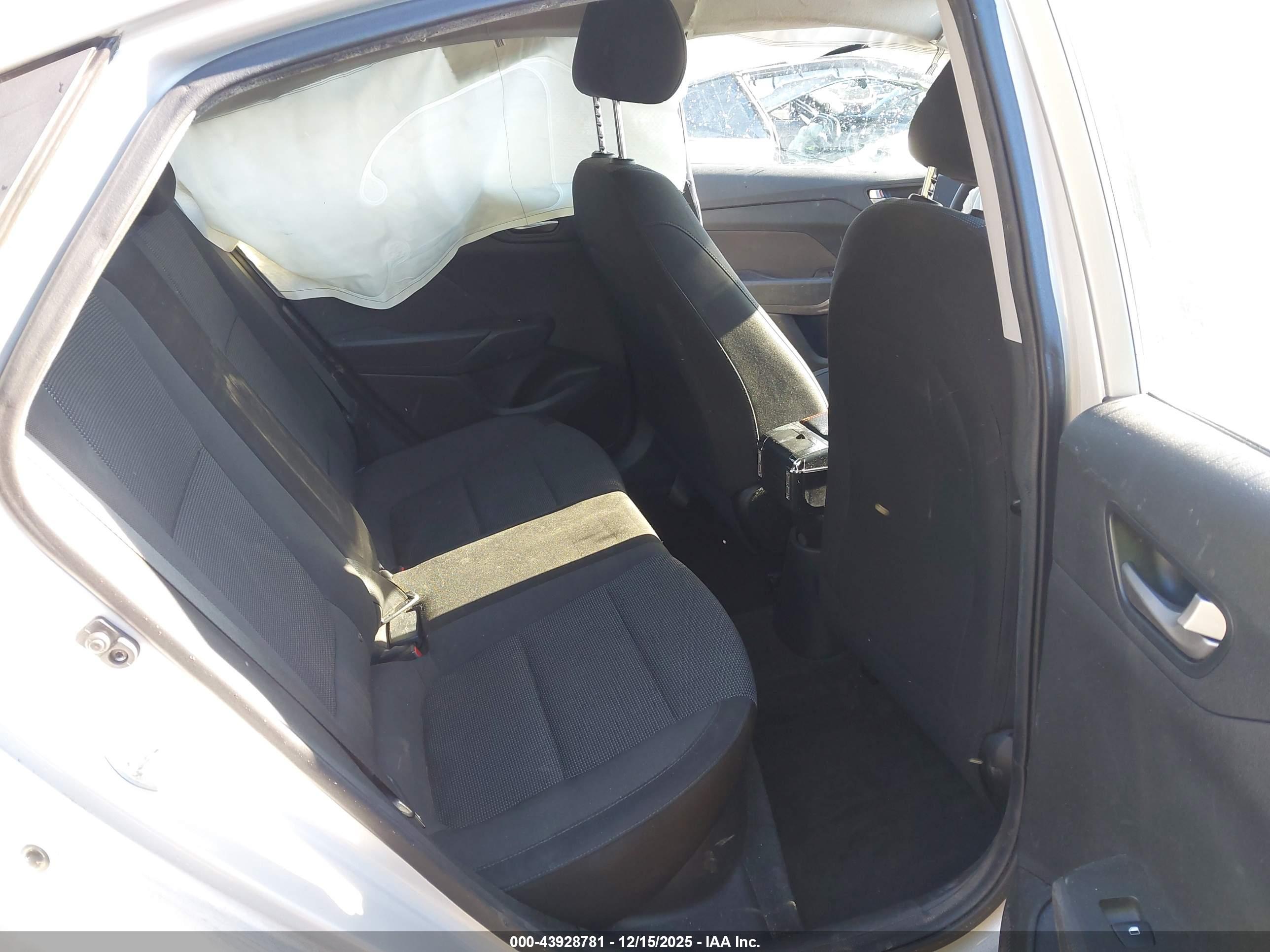 HYUNDAI ACCENT image 8
