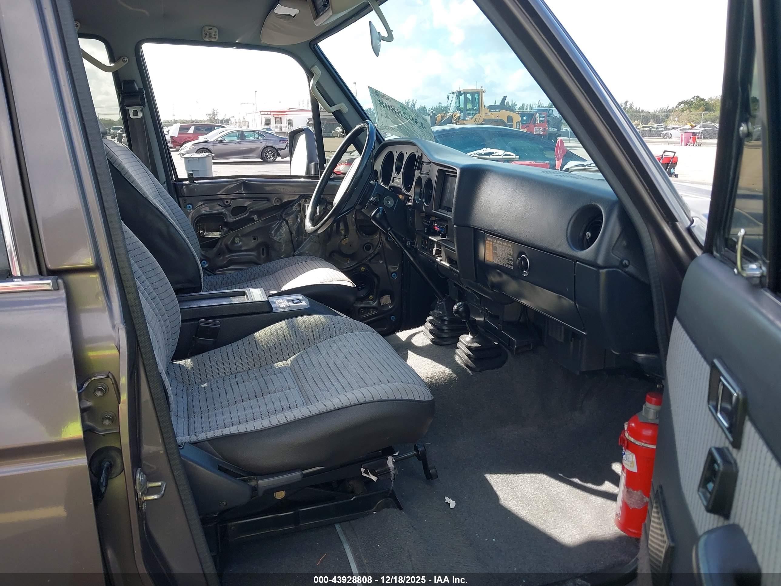TOYOTA LANDCRUISER image 5